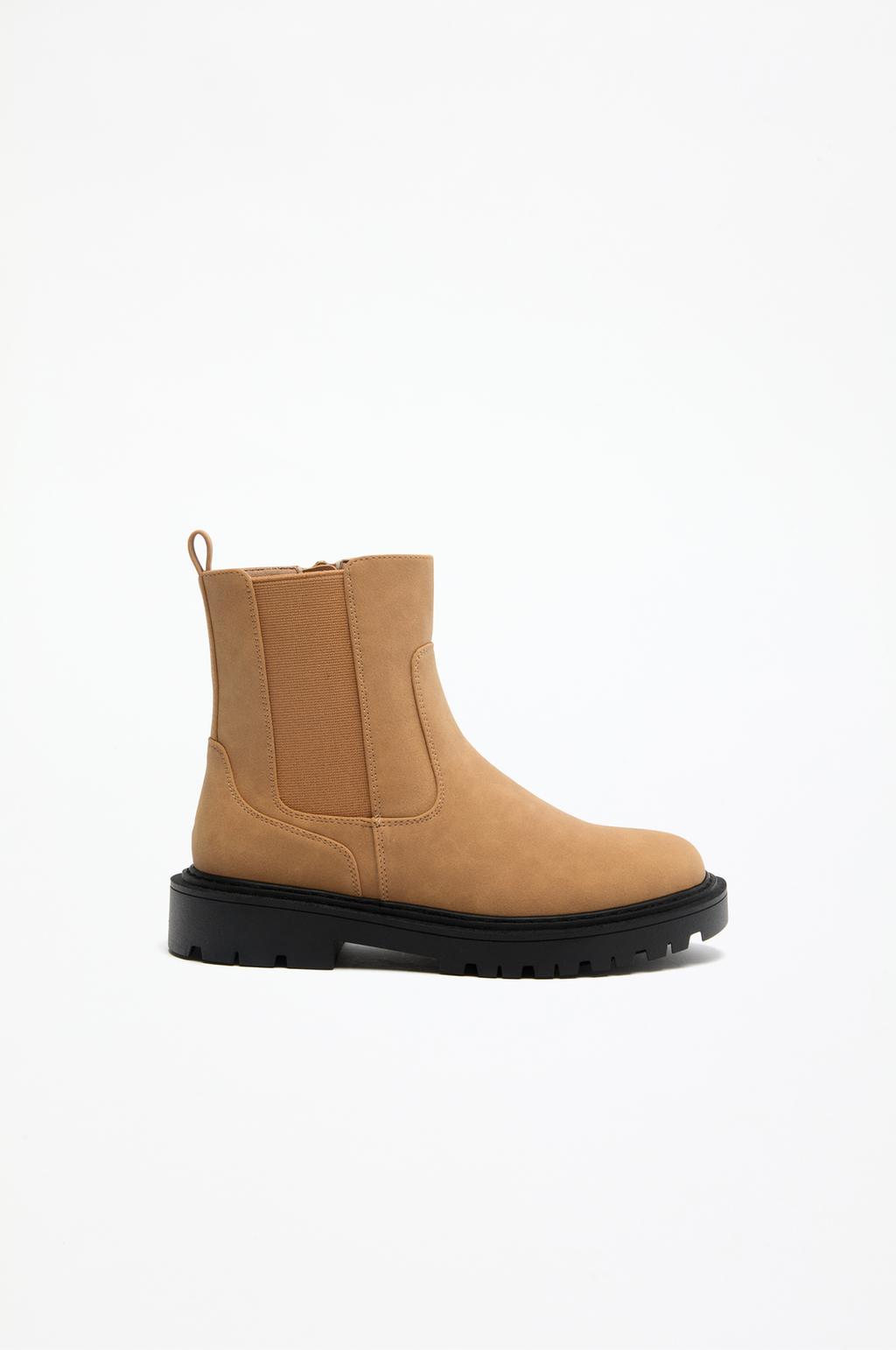 Contrast Chelsea boots