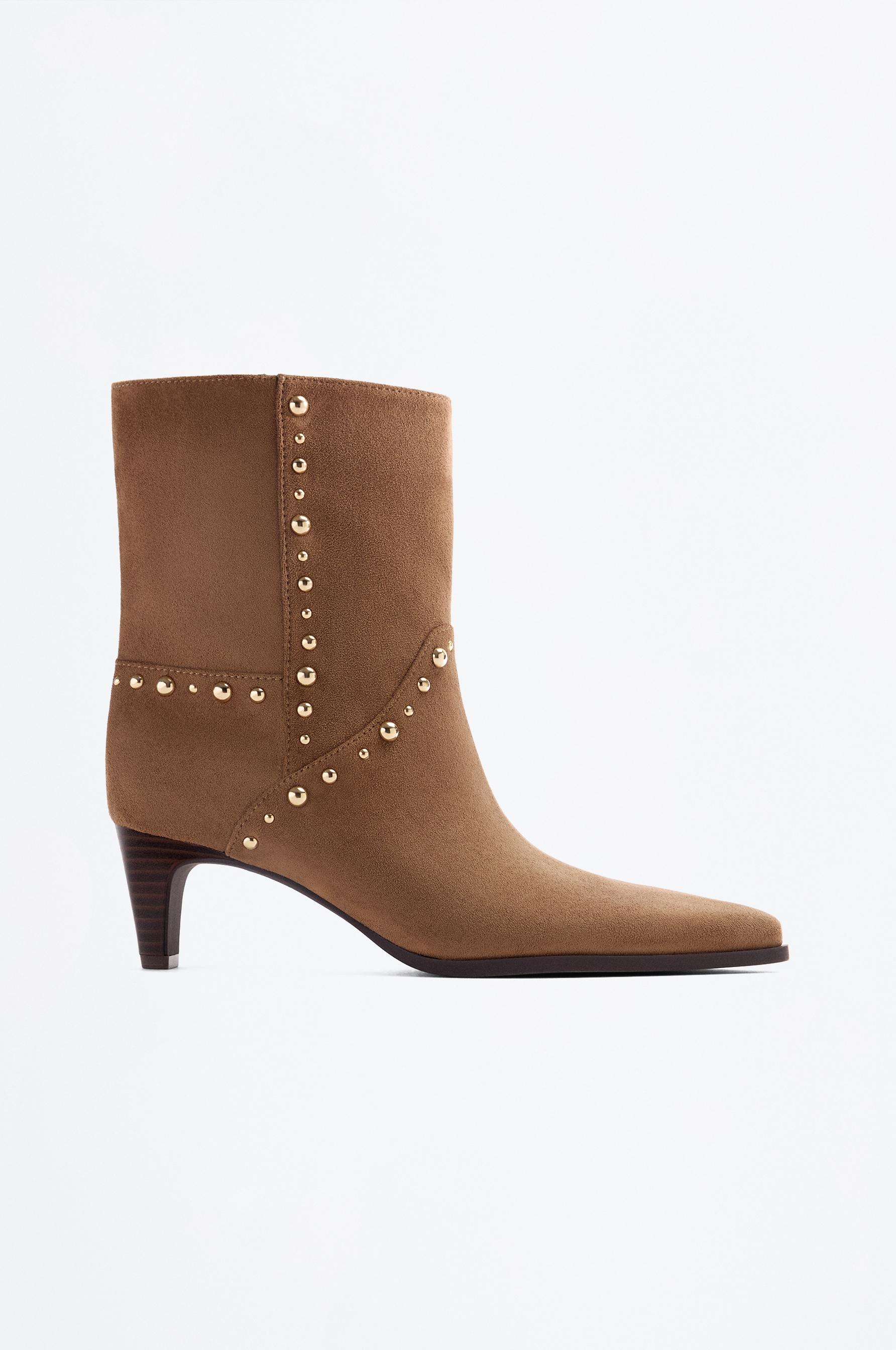 Botín tacón tachas