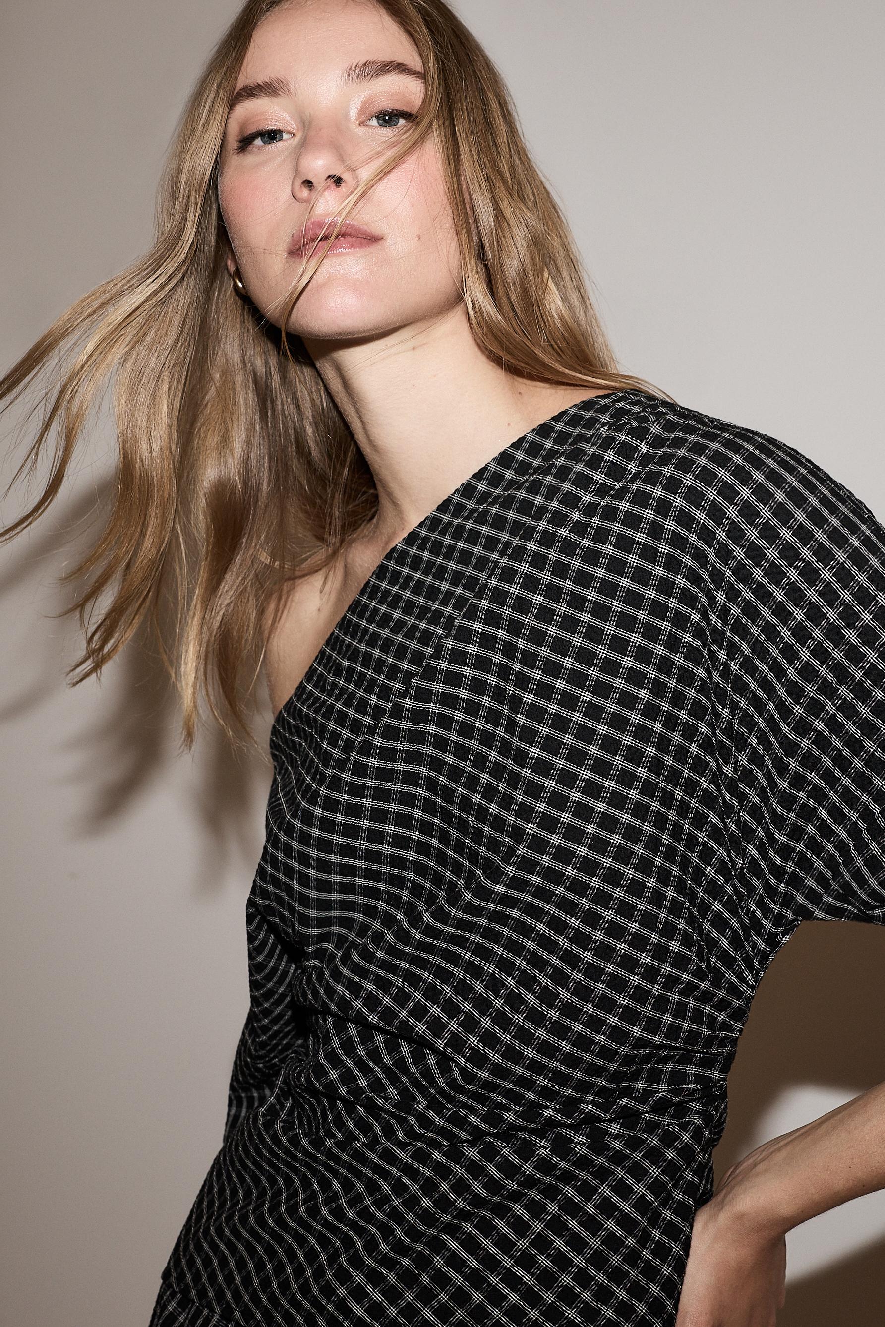 Asymmetric plaid top — BLACK