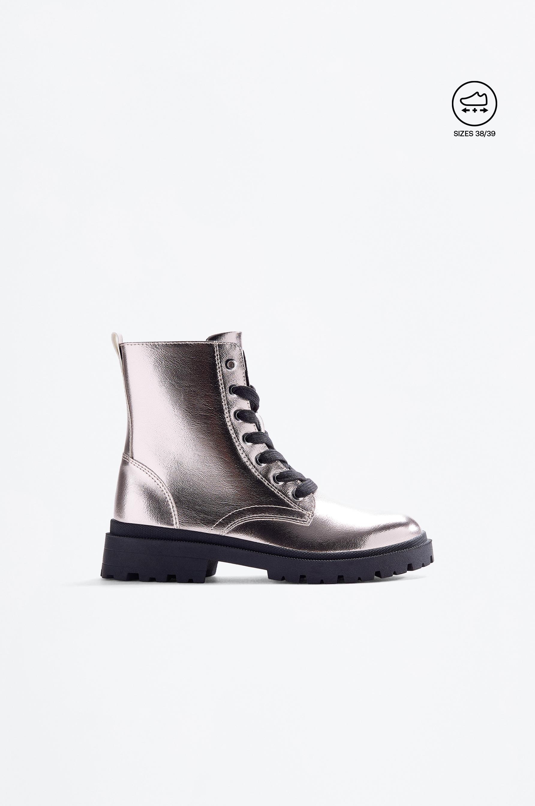 Bota acordonada metalizada