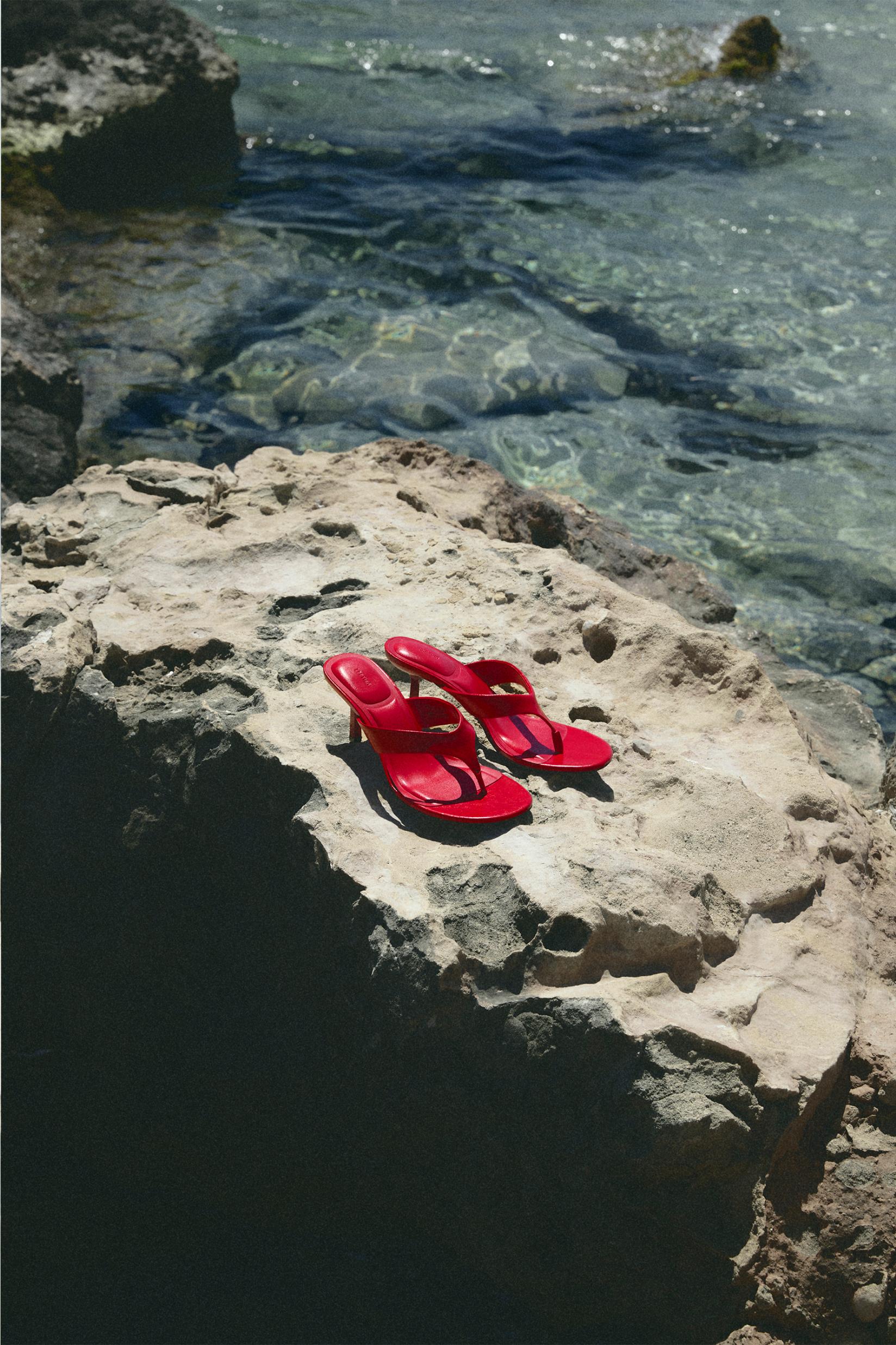 Thong heeled sandals — RED