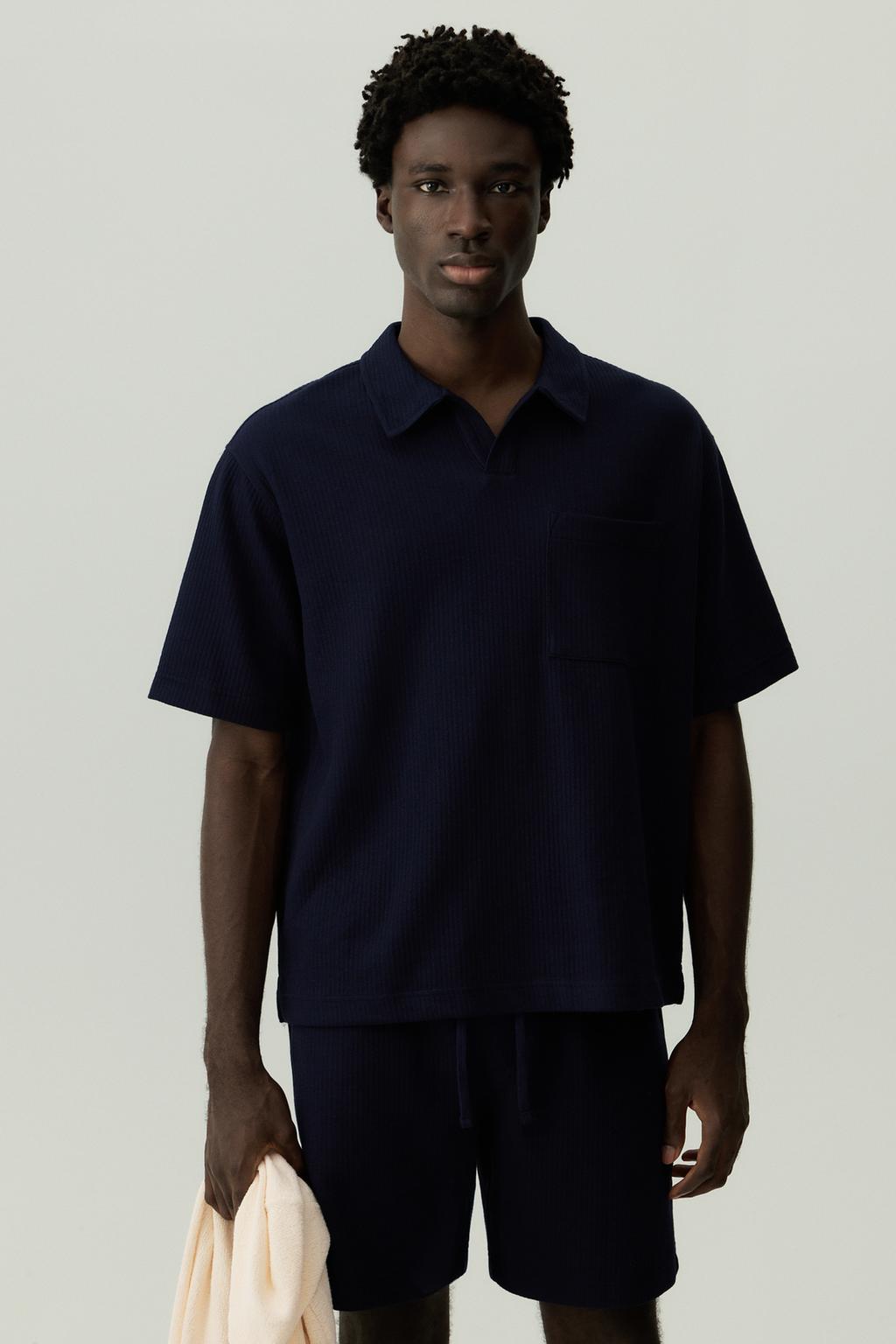 Polo com textura e bolso