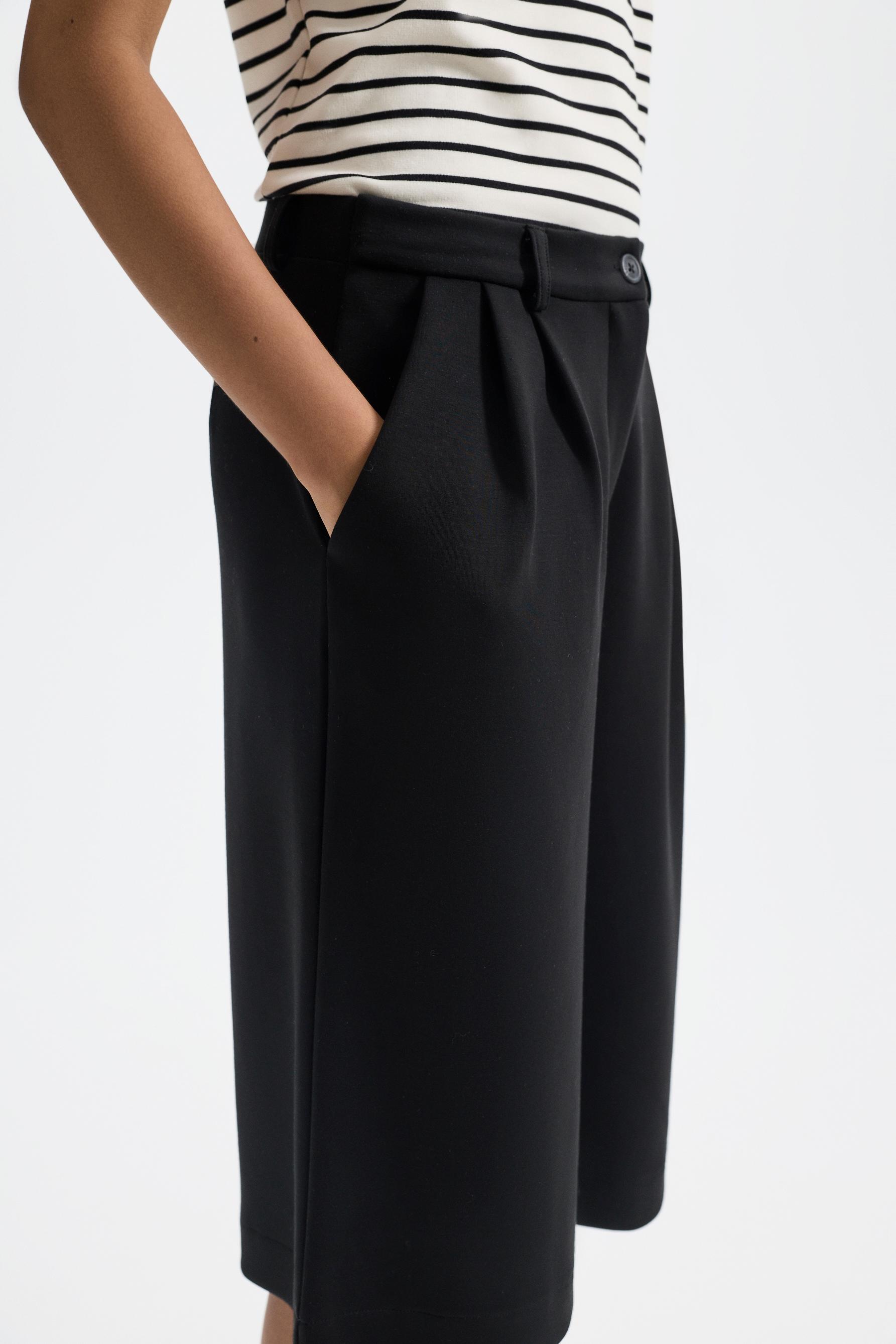 Flowing Bermuda shorts with pleats — BLACK