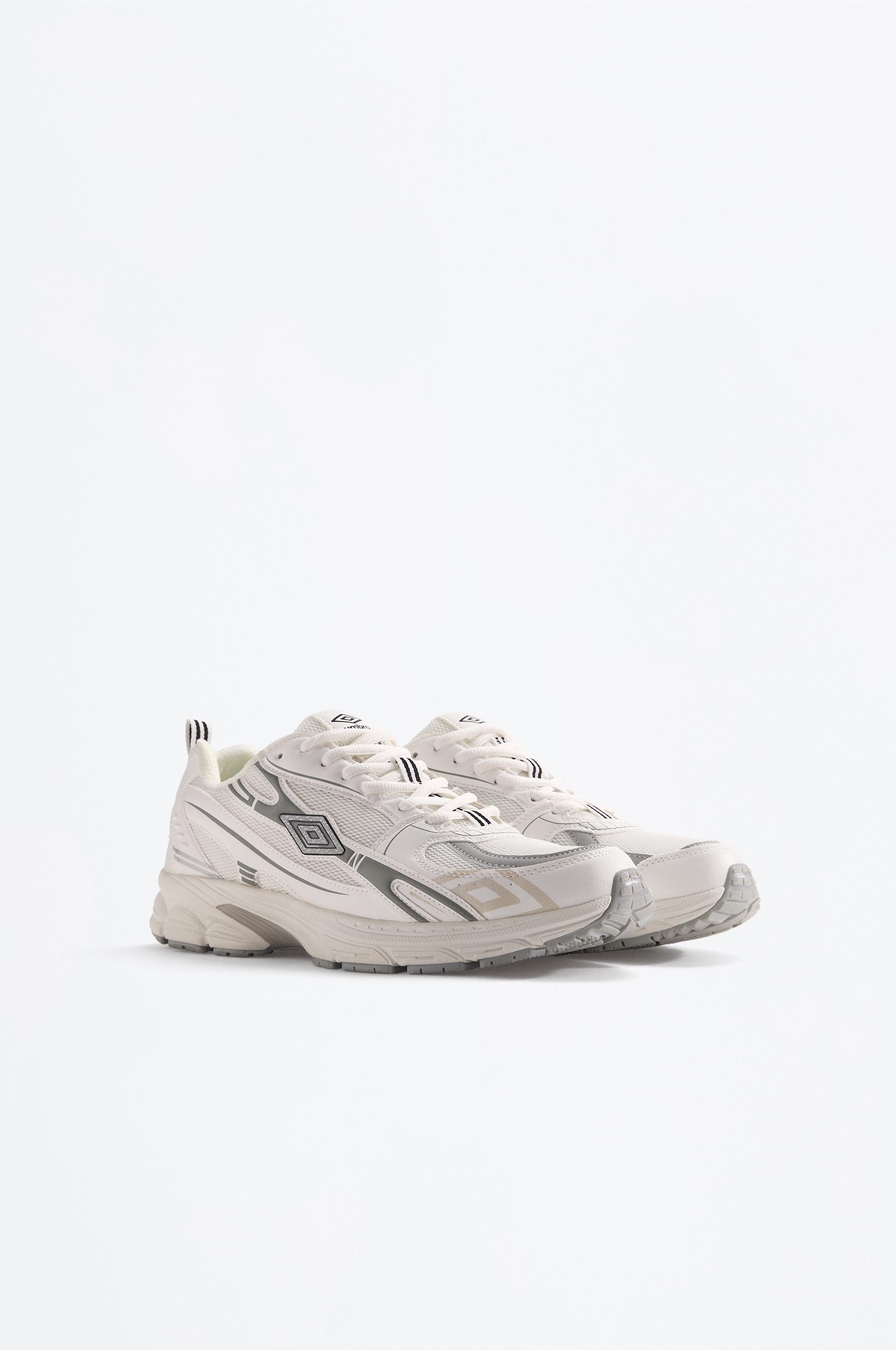 Umbro multi-piece gradient sports shoe — WHITE