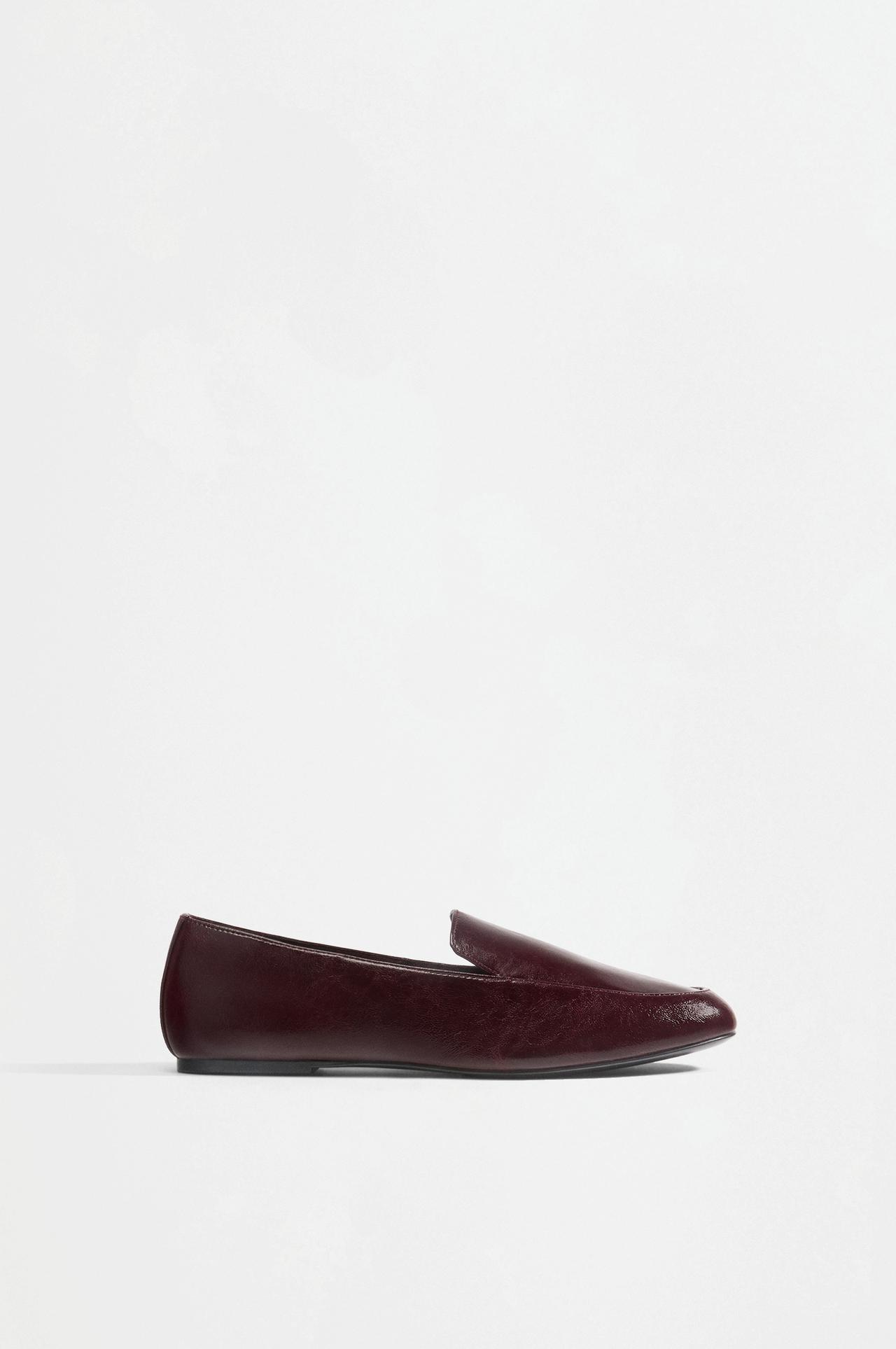 Crocodile-effect loafer — BURGUNDY