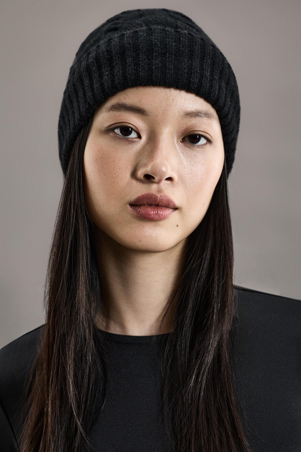 Cable-knit beanie — BLACK