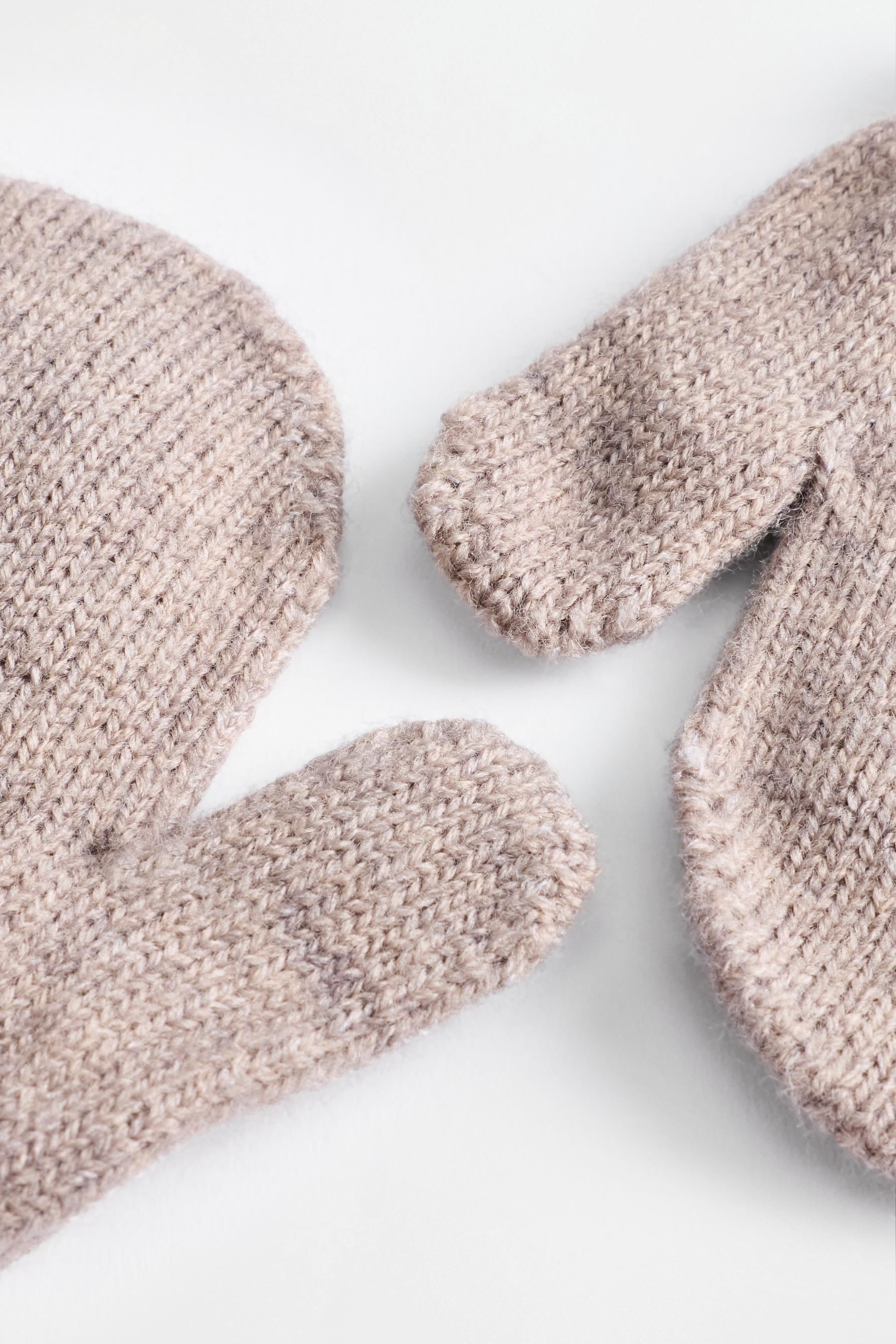 Knit mittens — BROWN