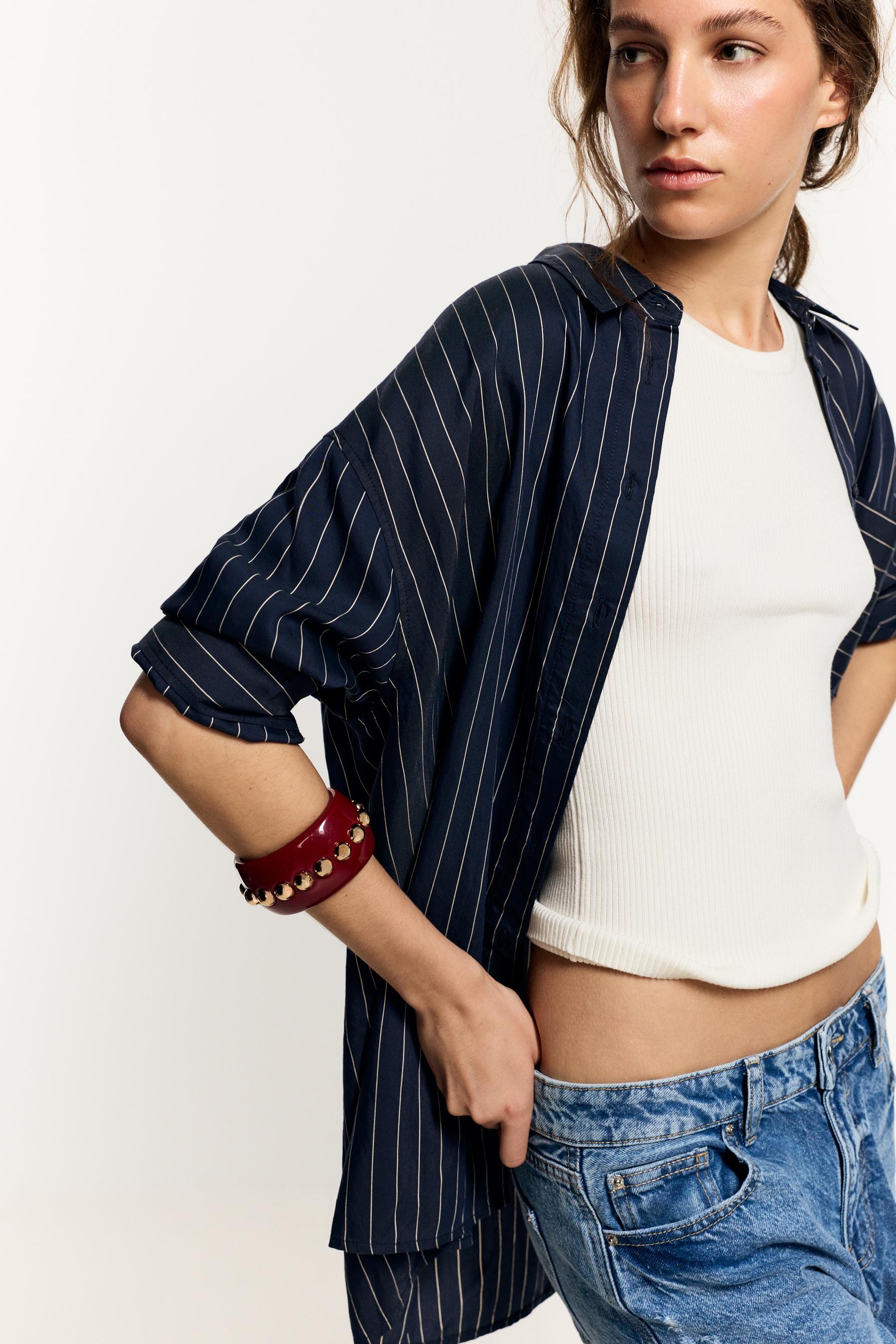 Pulsera ancha detalles dorados