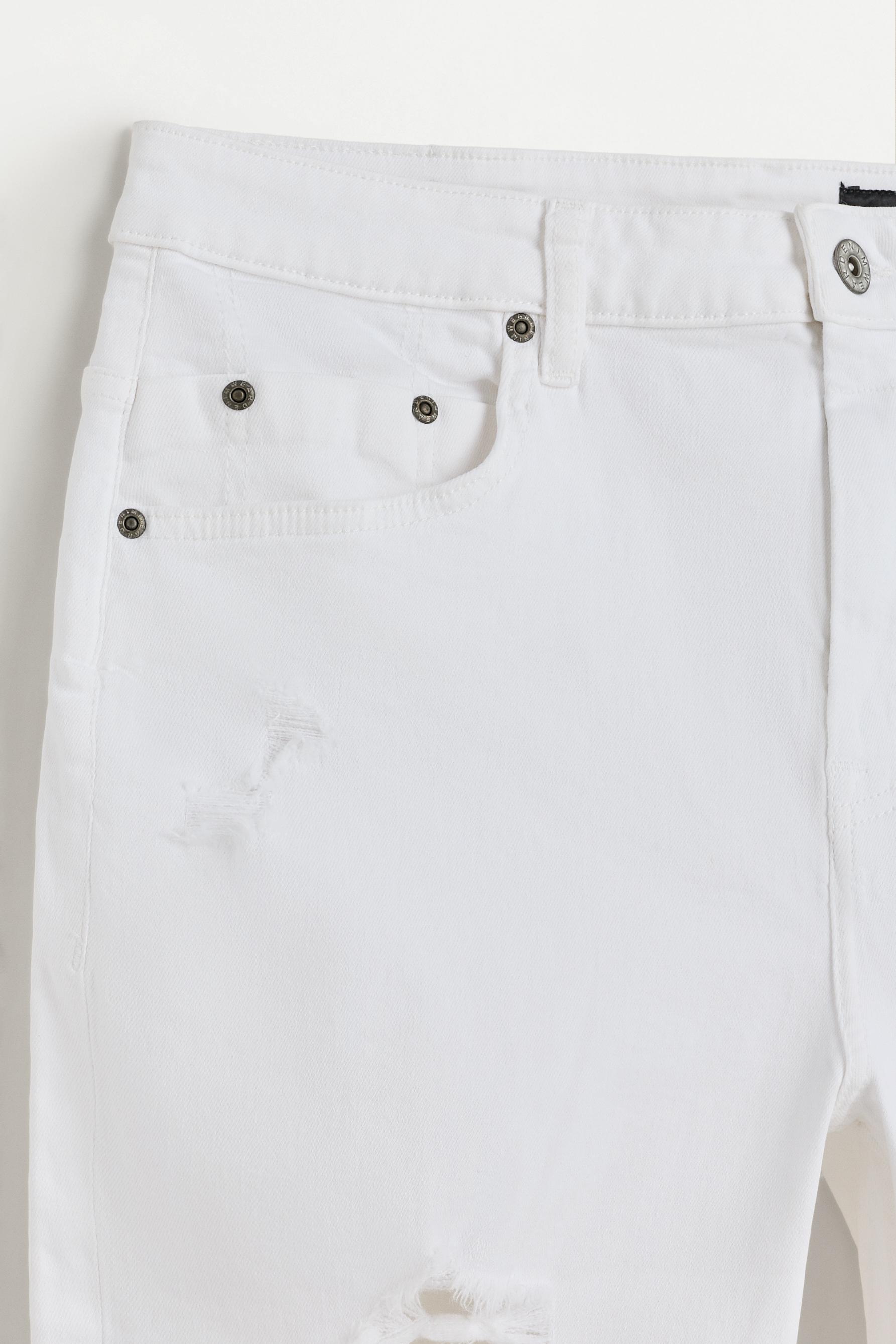 Distressed skinny denim Bermuda shorts — WHITE
