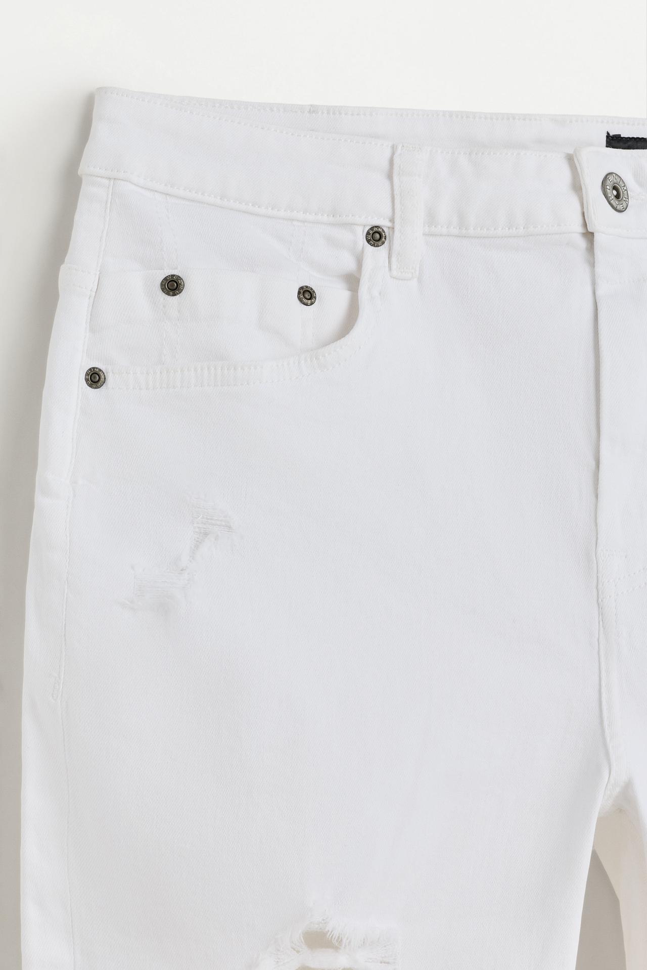 Distressed skinny denim Bermuda shorts — WHITE
