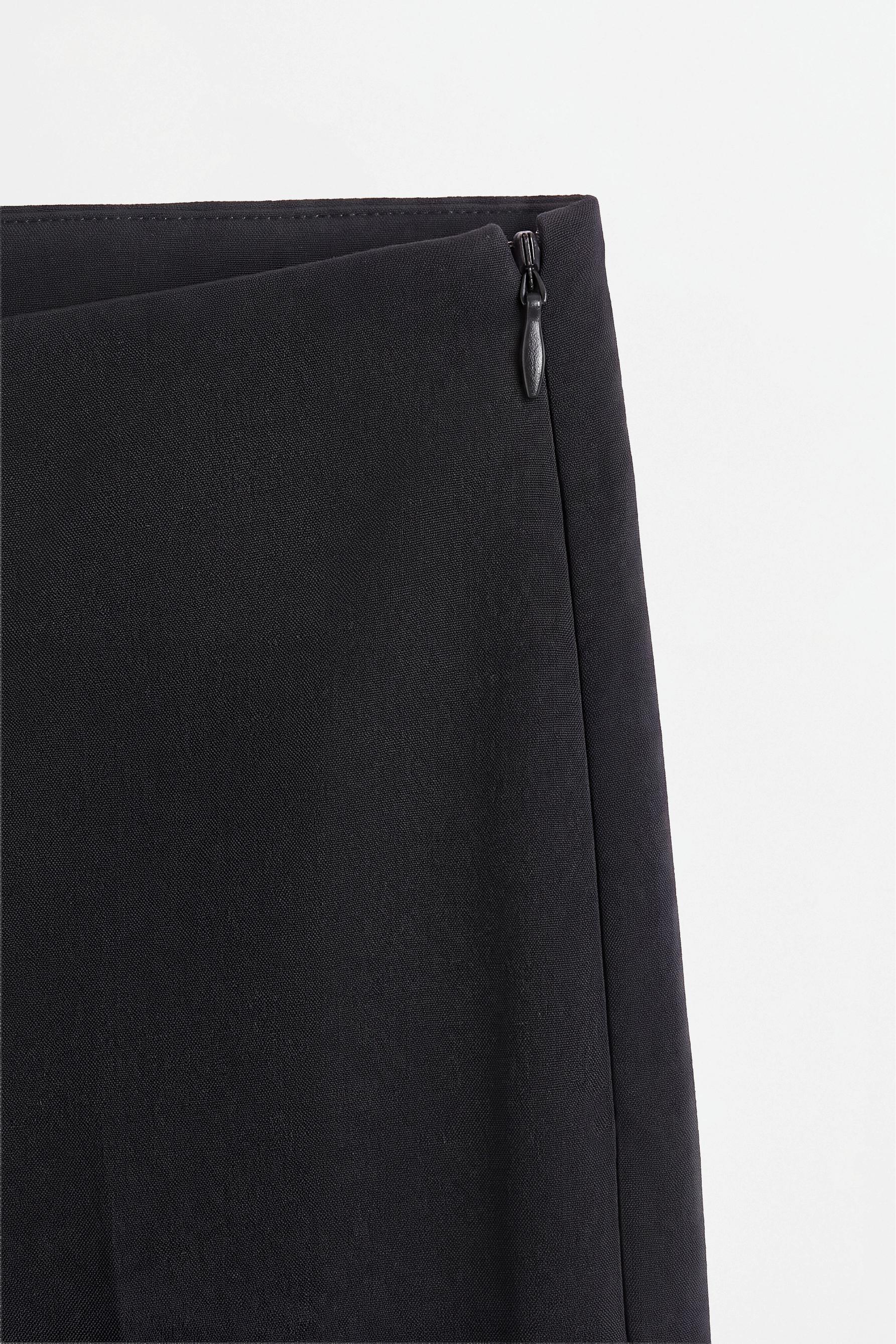 Structured capris — BLACK