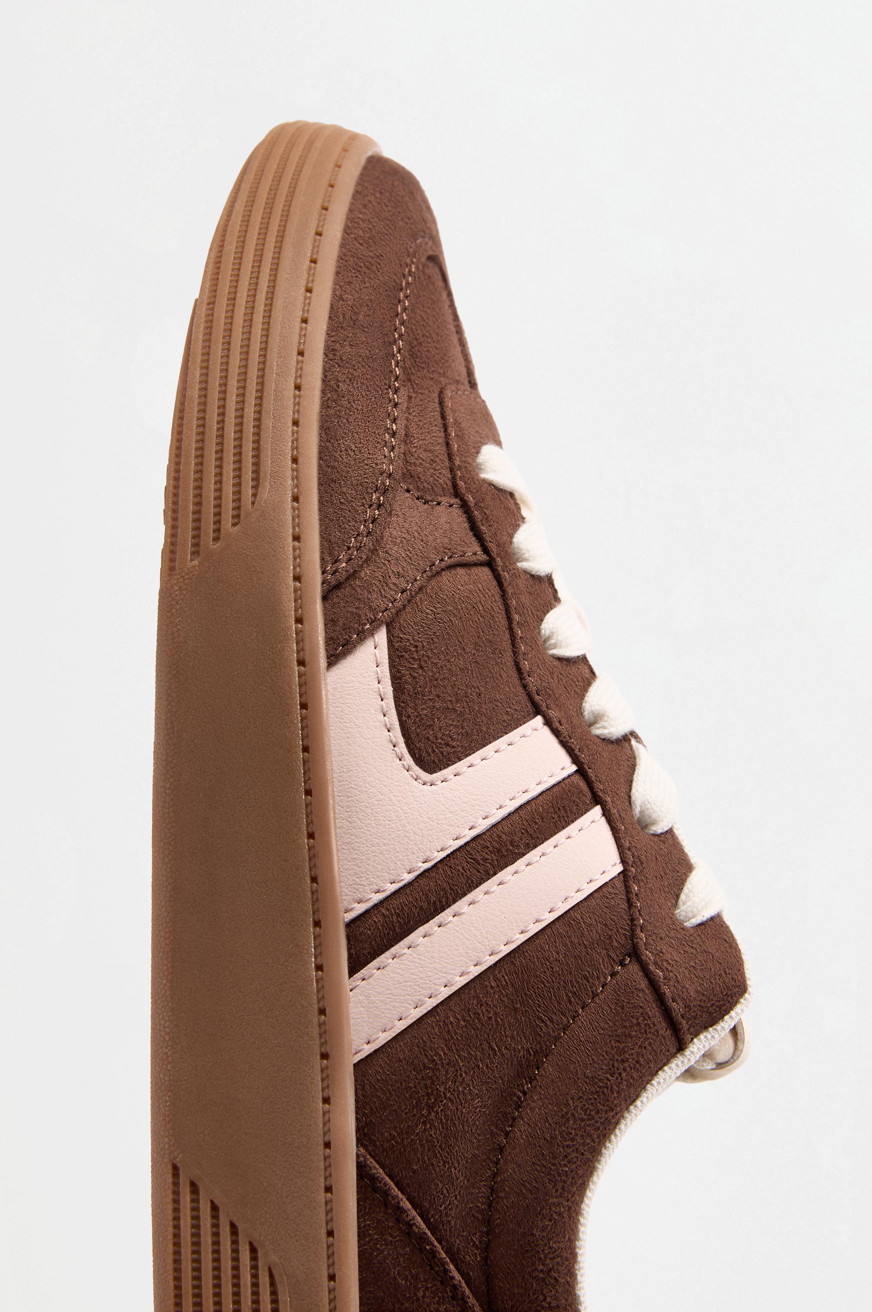 Retro sneaker with detail — BROWN