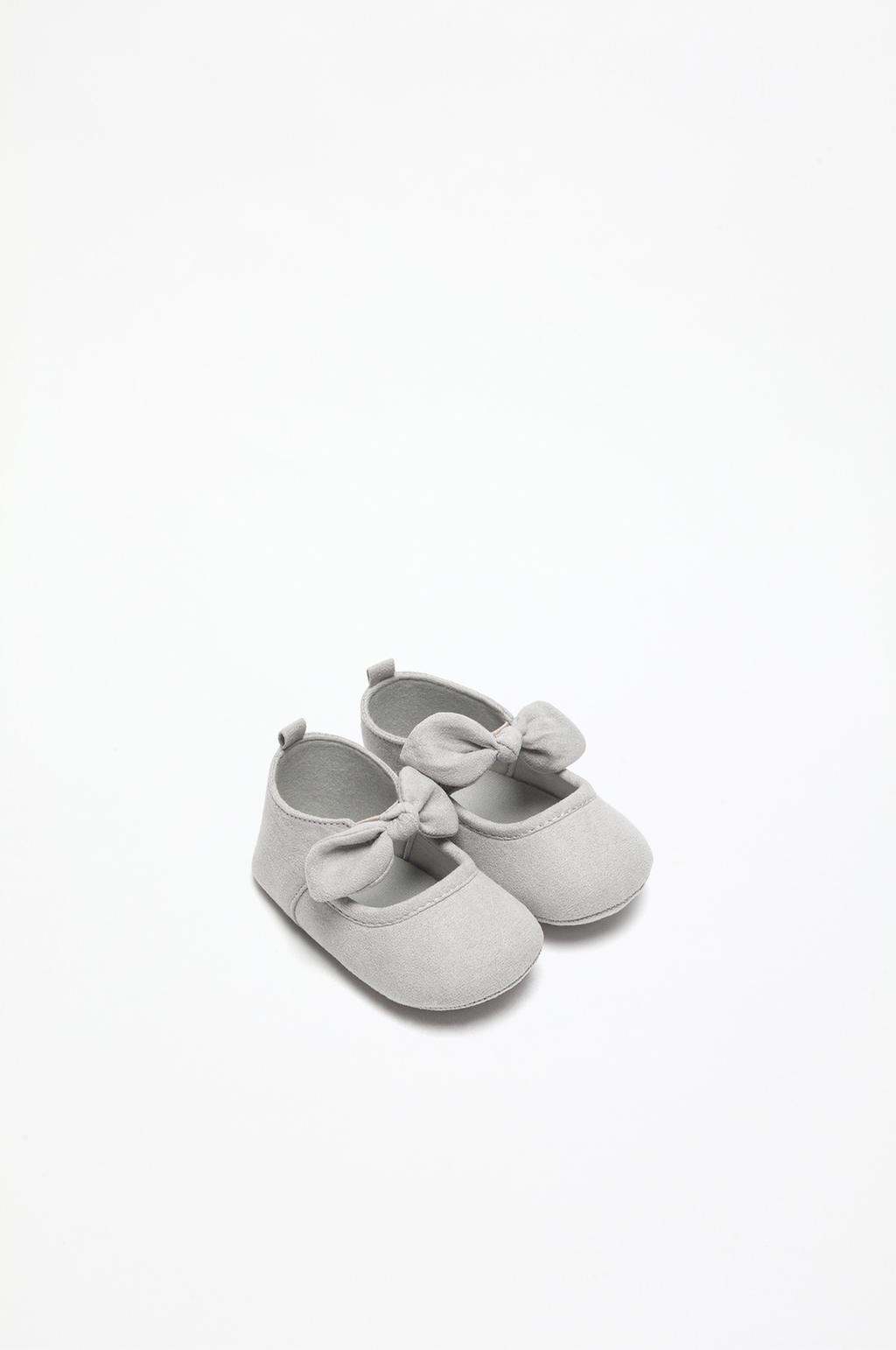 Shoes with bow