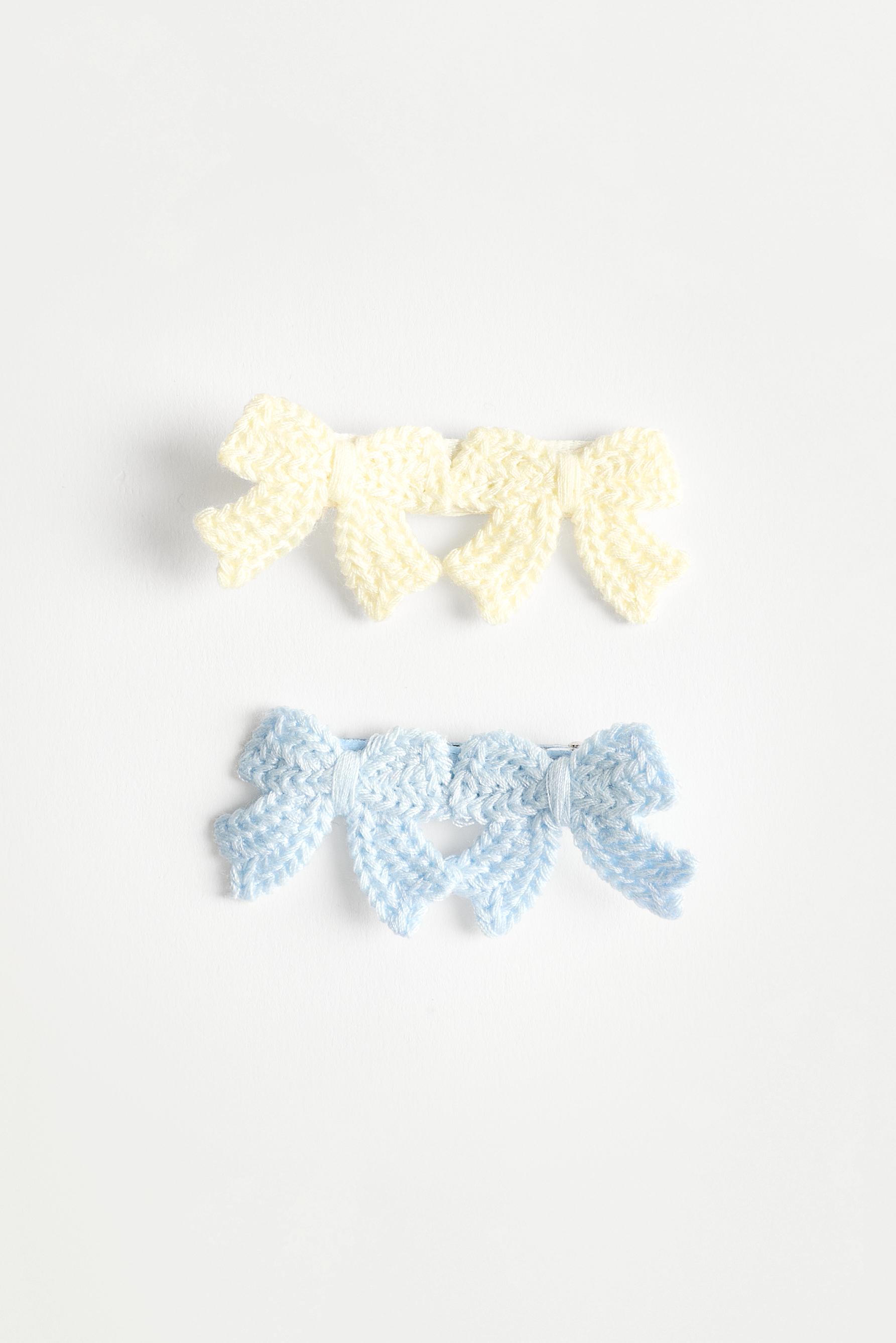 Crochet bow clips (2-pack) — WHITE/SKY BLUE