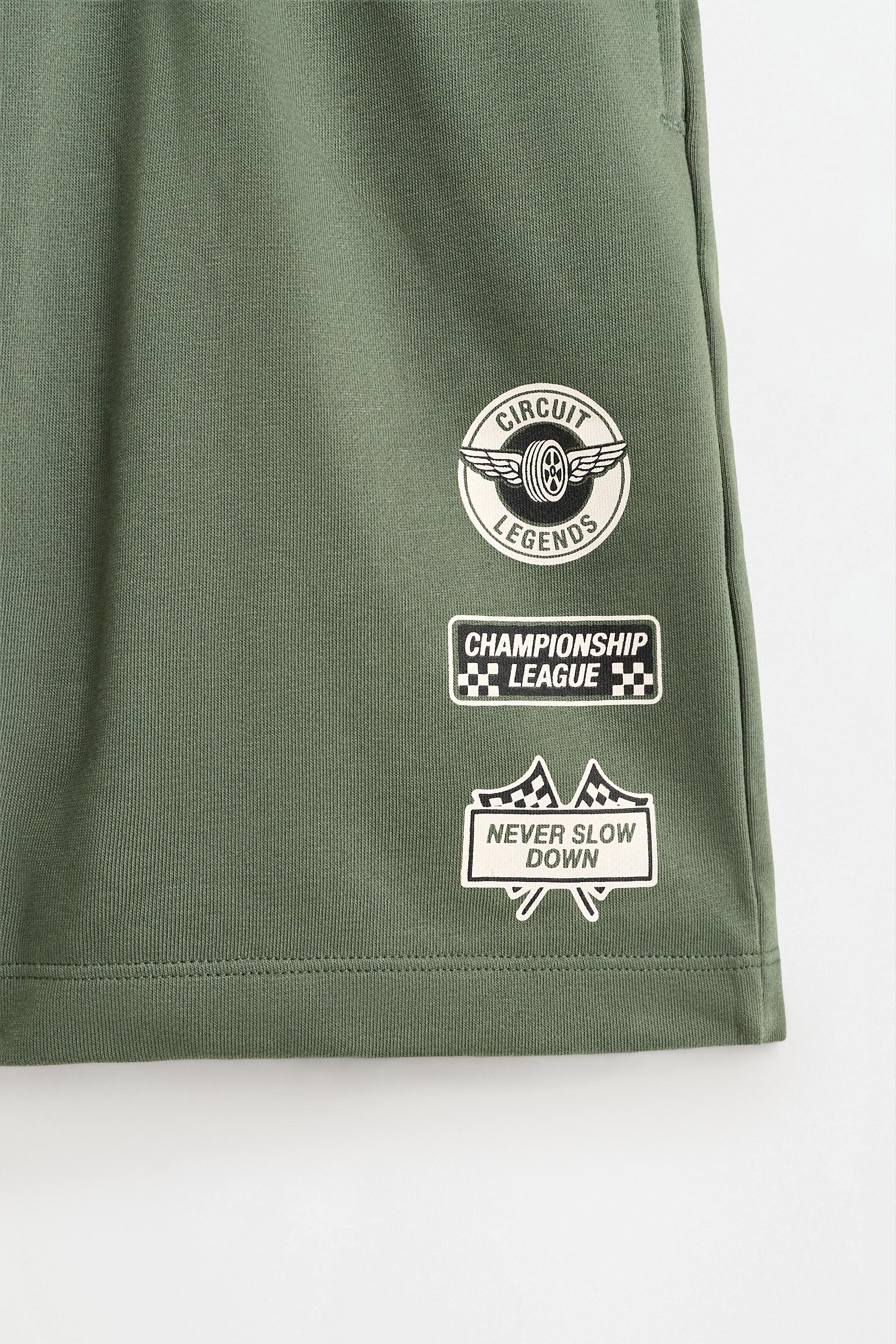 Plush Bermuda shorts with text — EMERALD GREEN