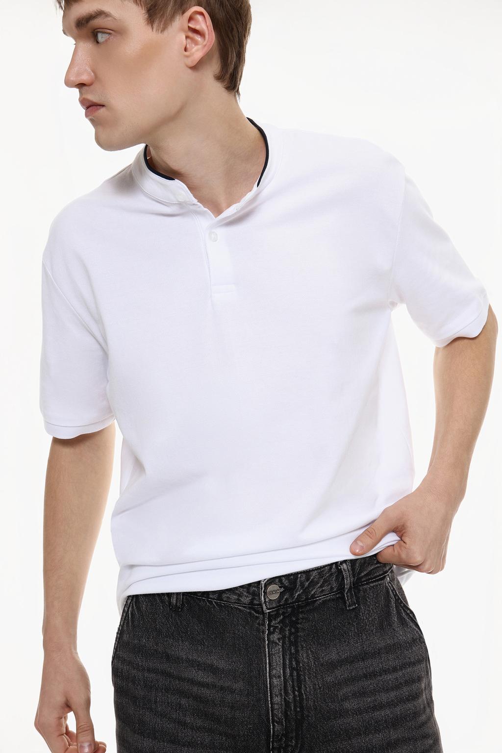 Polo shirt with stand collar and tipping