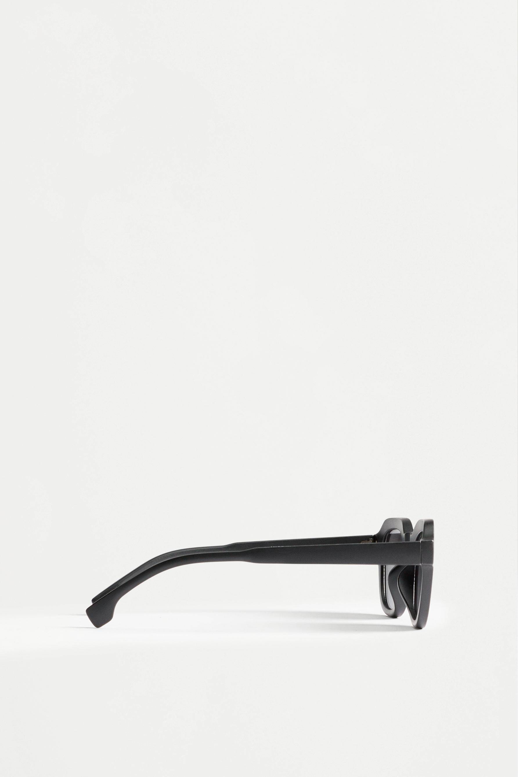 Semi-square sunglasses — BLACK