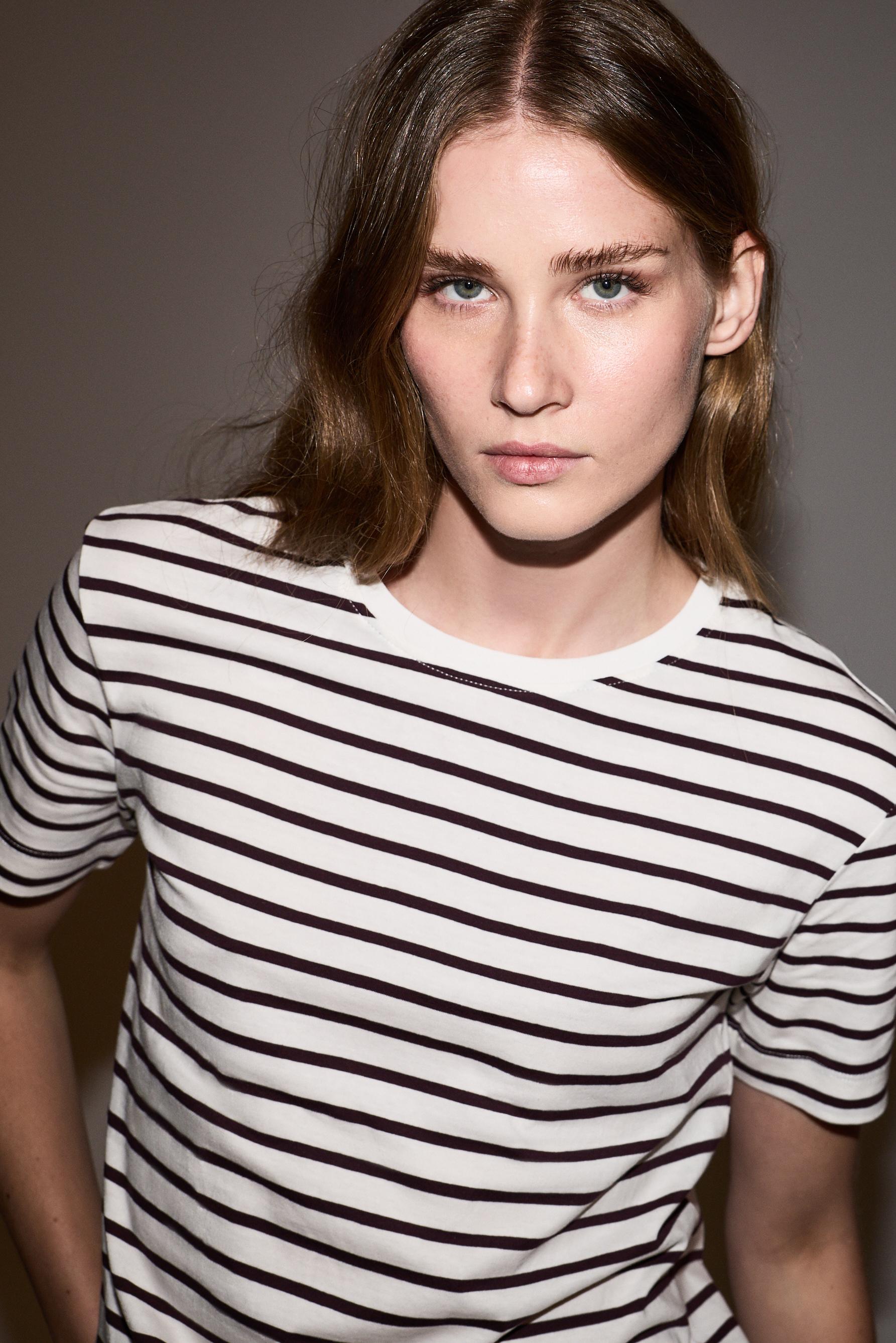 Basic round neck T-shirt — ECRU/MAROON