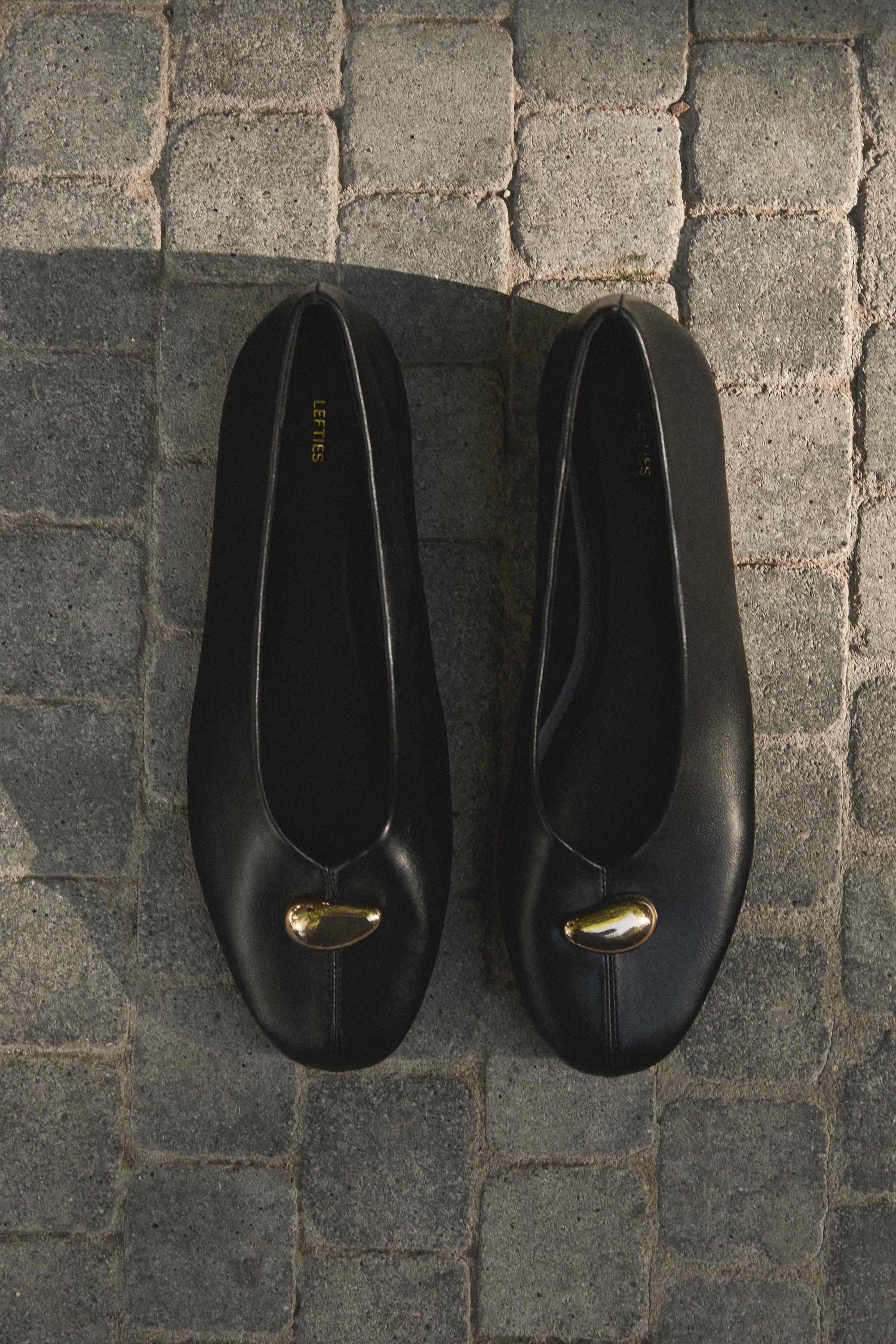 Metal detail ballet flats — BLACK