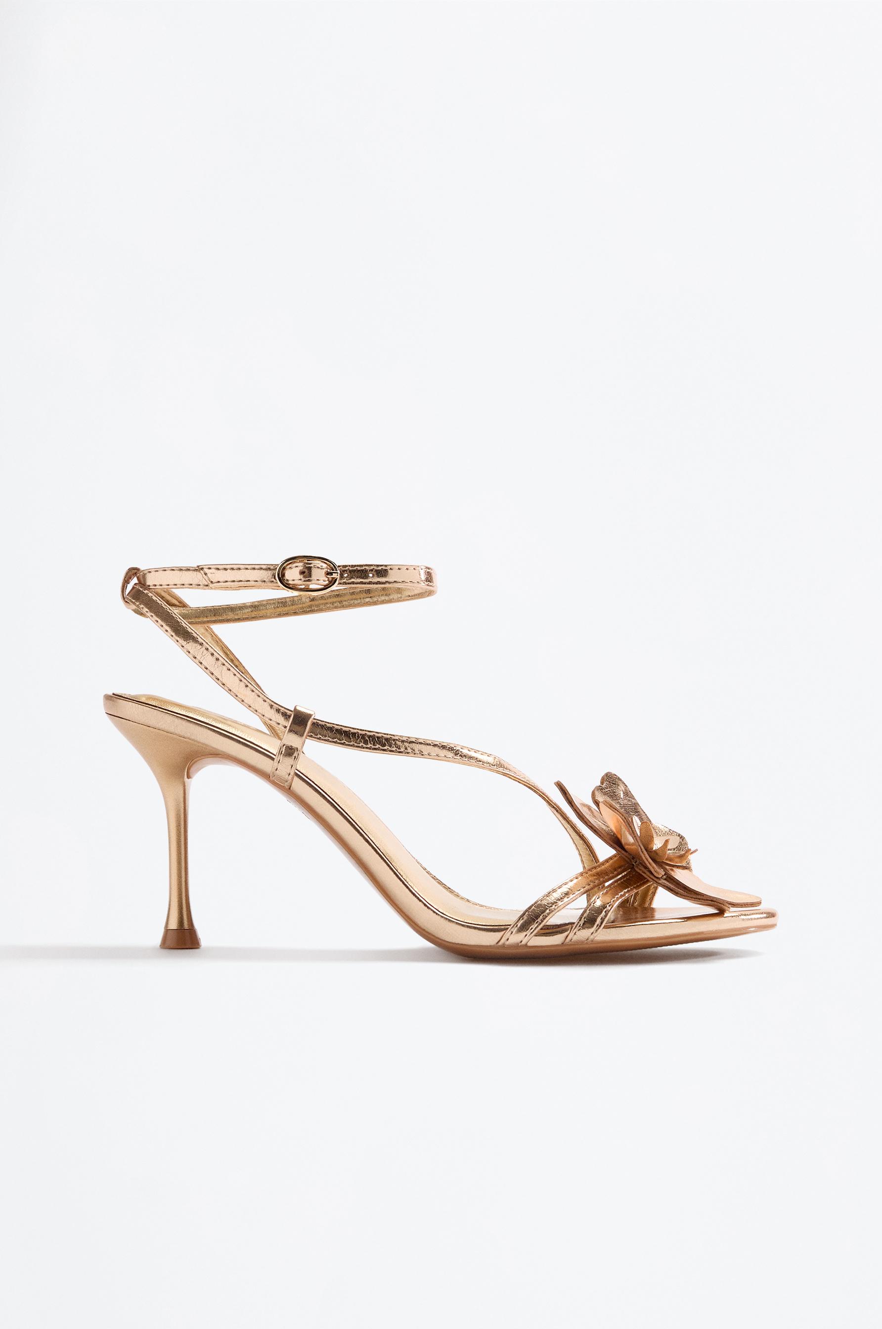 Sandalia tacón detalle flor