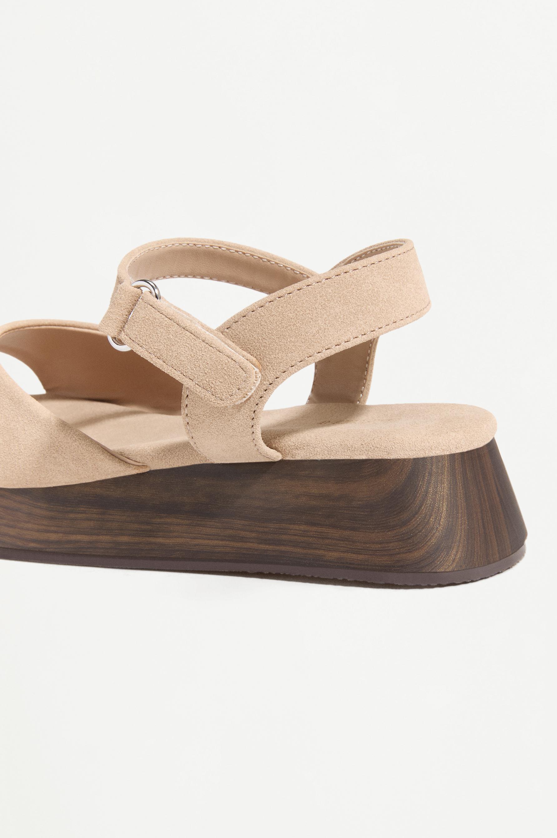 FAUX WOOD PLATFORM SANDAL — BROWN