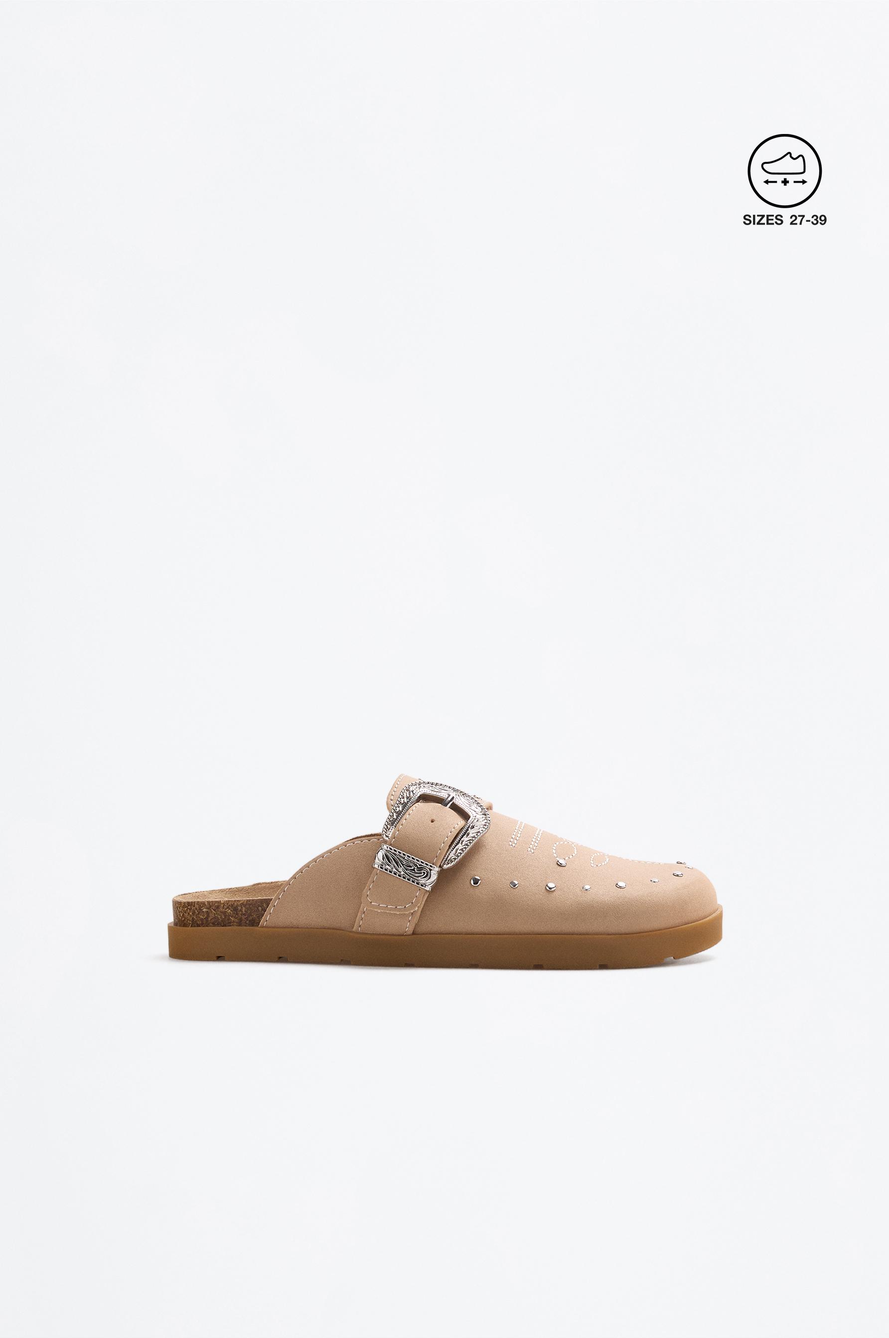 Zueco destalonado detalle hebilla