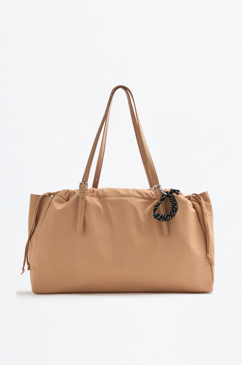 Charm detaylı trenç tote çanta