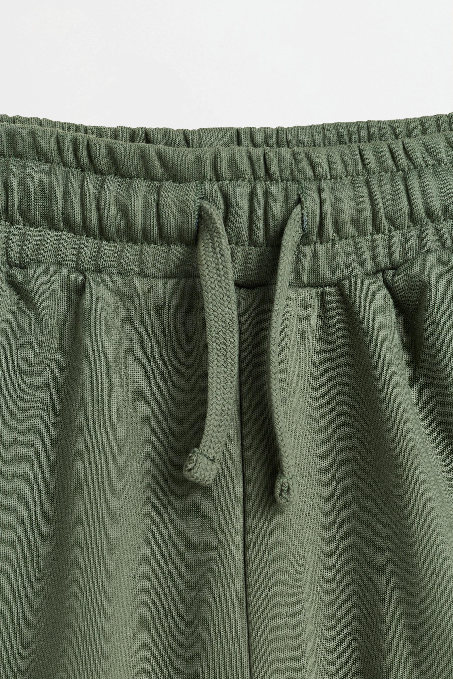 Plush Bermuda shorts with text — EMERALD GREEN