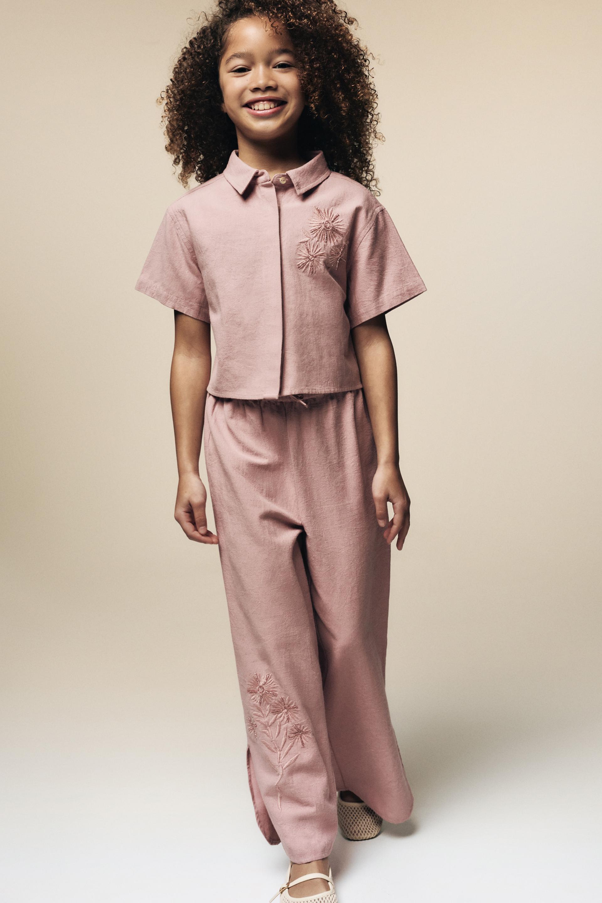 Pantalón bordado con apliques