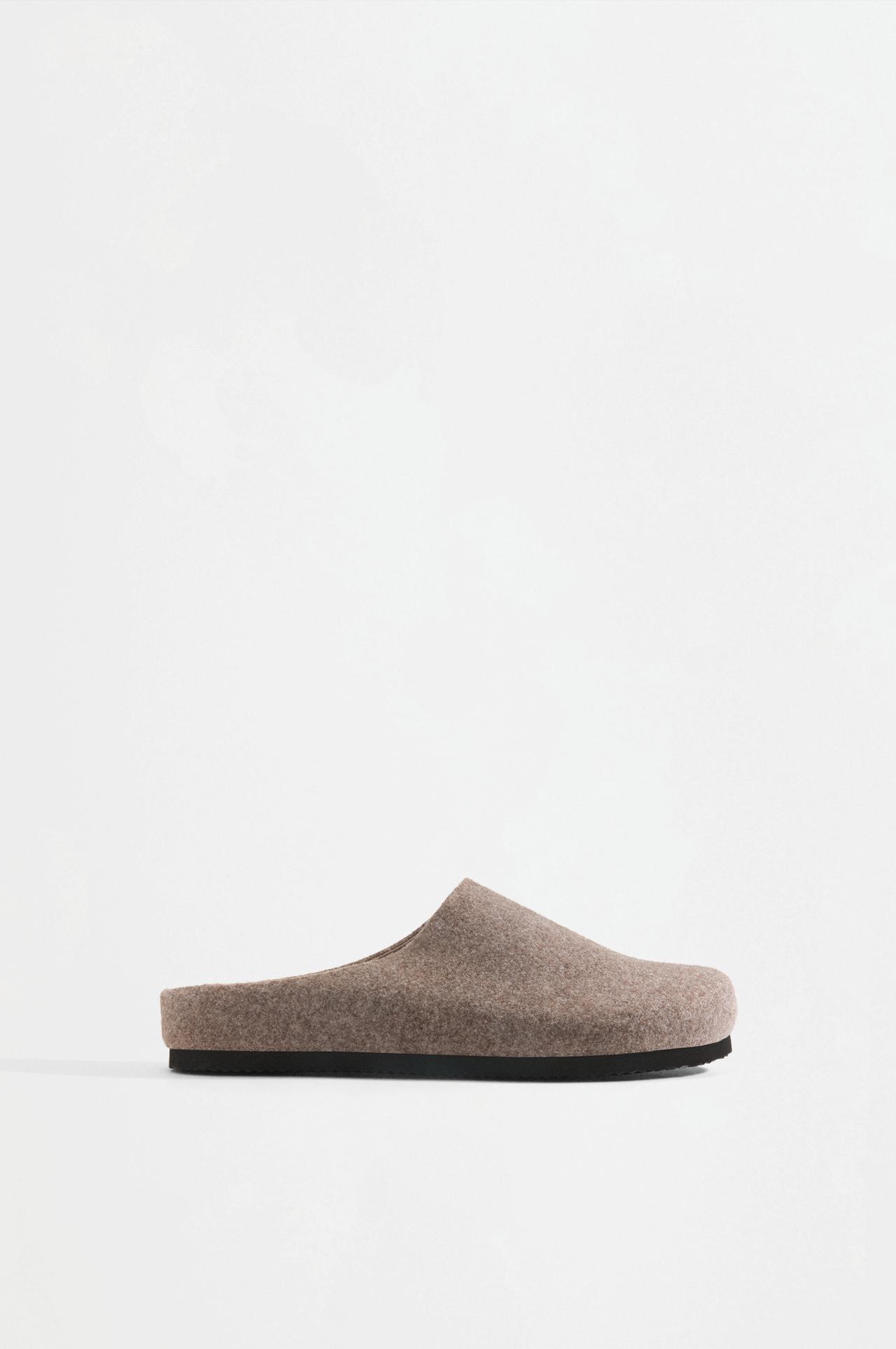 House slippers — BROWN