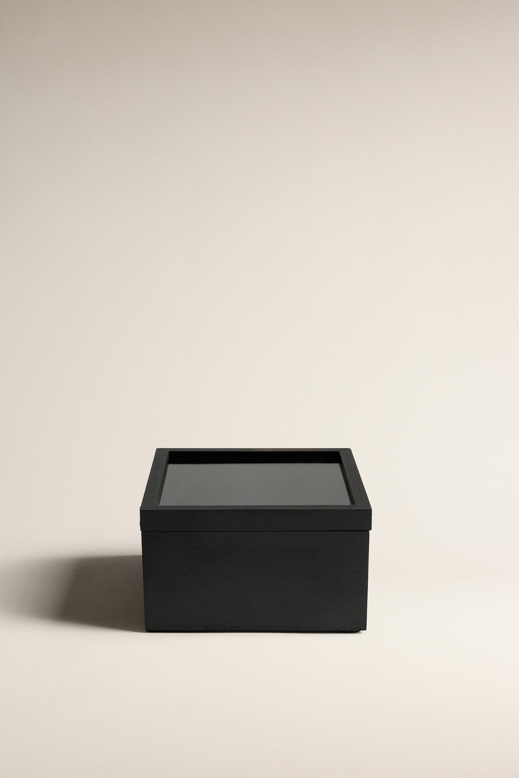 Caja cuadrada de madera y cristal