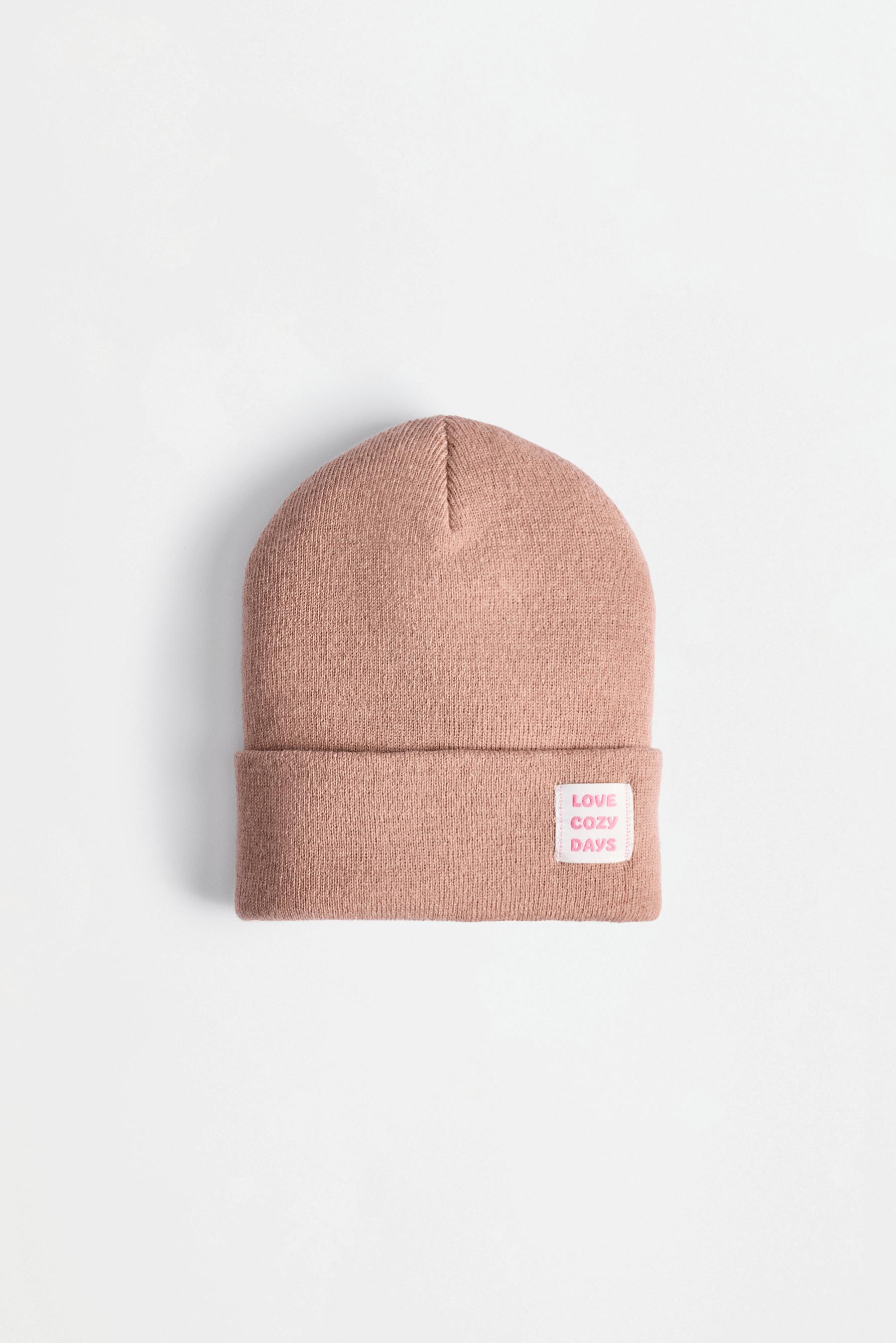 Knit beanie with label — SAND