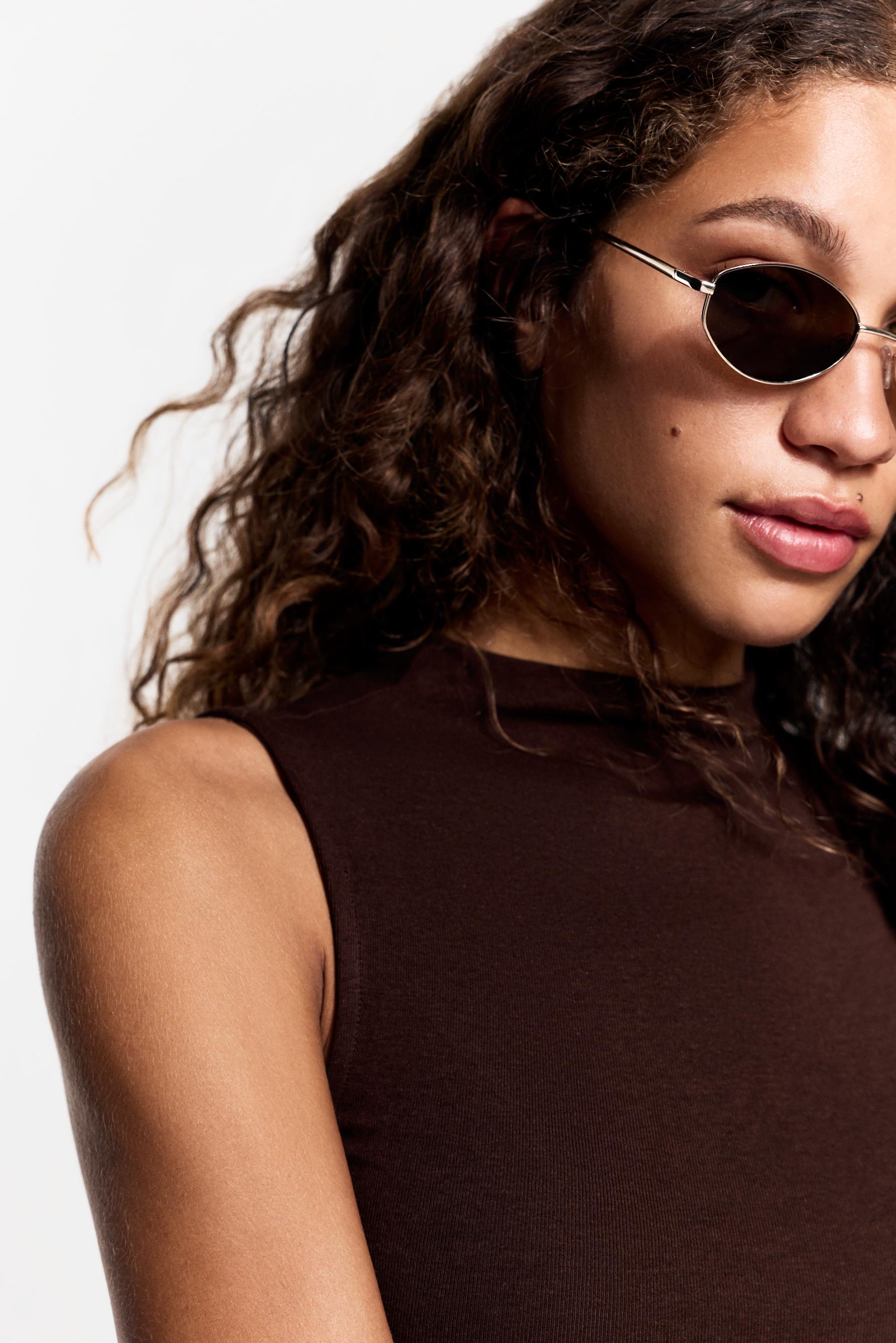 Irregular oval metallic sunglasses — GOLD