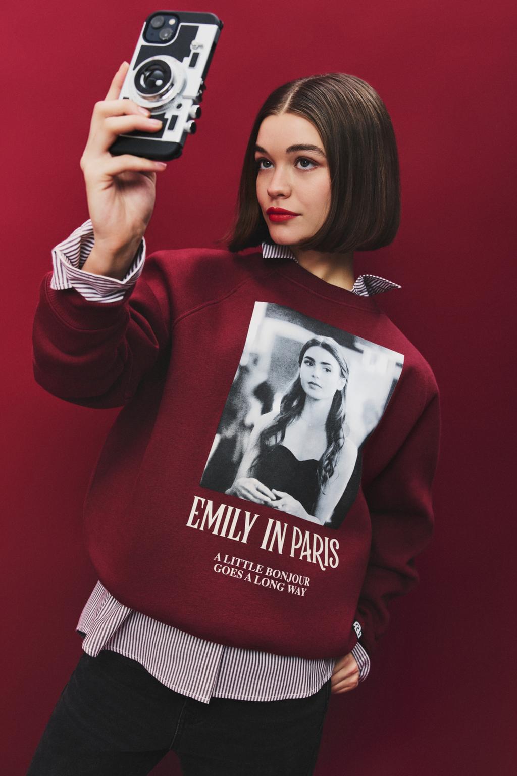 Emily in Paris™/© Netflix printed sweatshirt