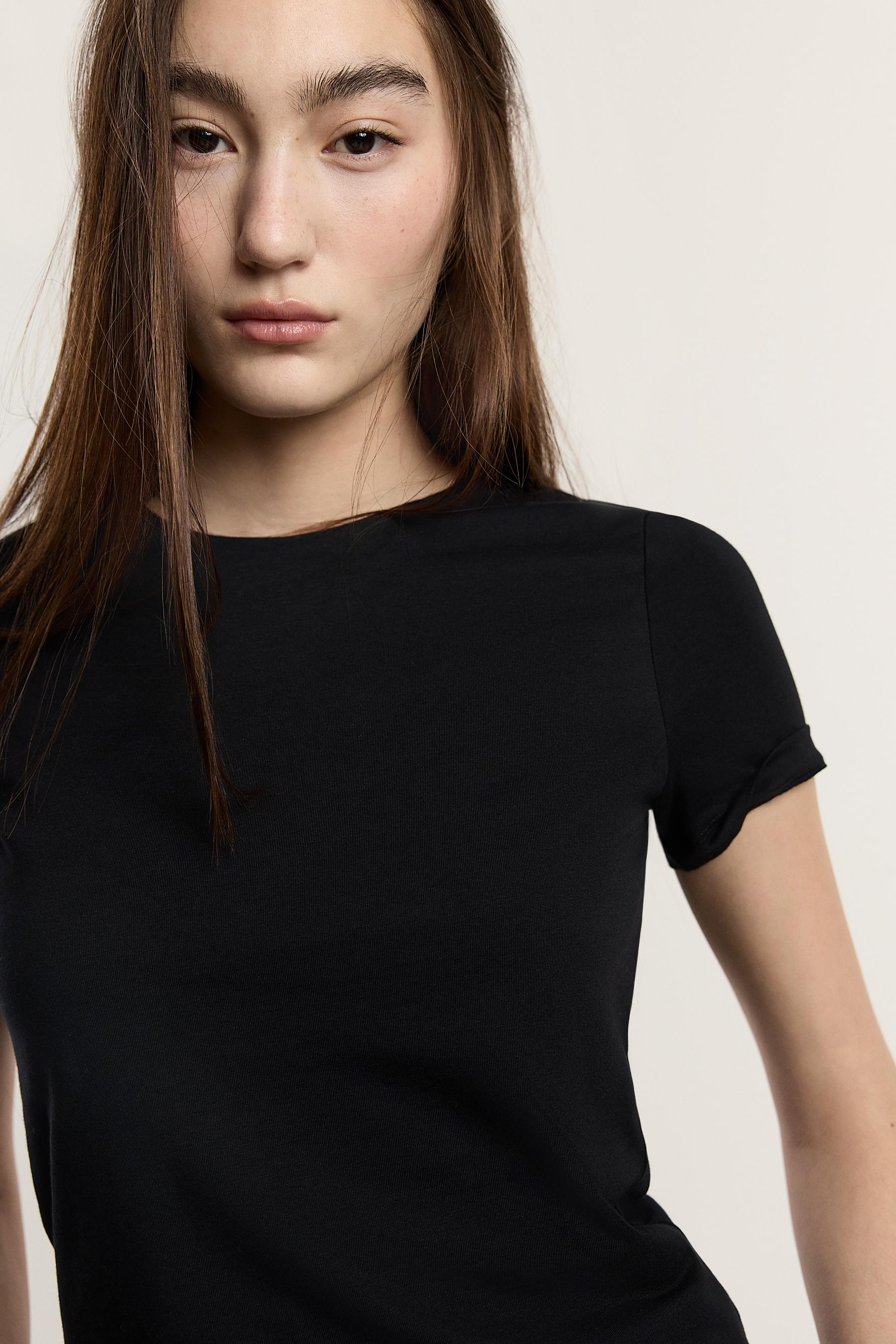 Round neck T-shirt — BLACK