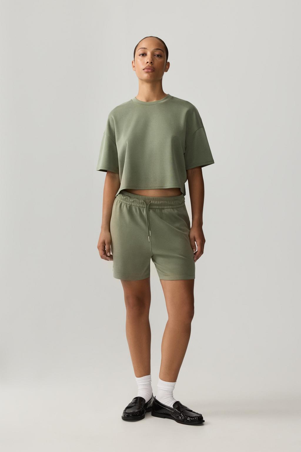 Loose-fitting plush Bermuda shorts