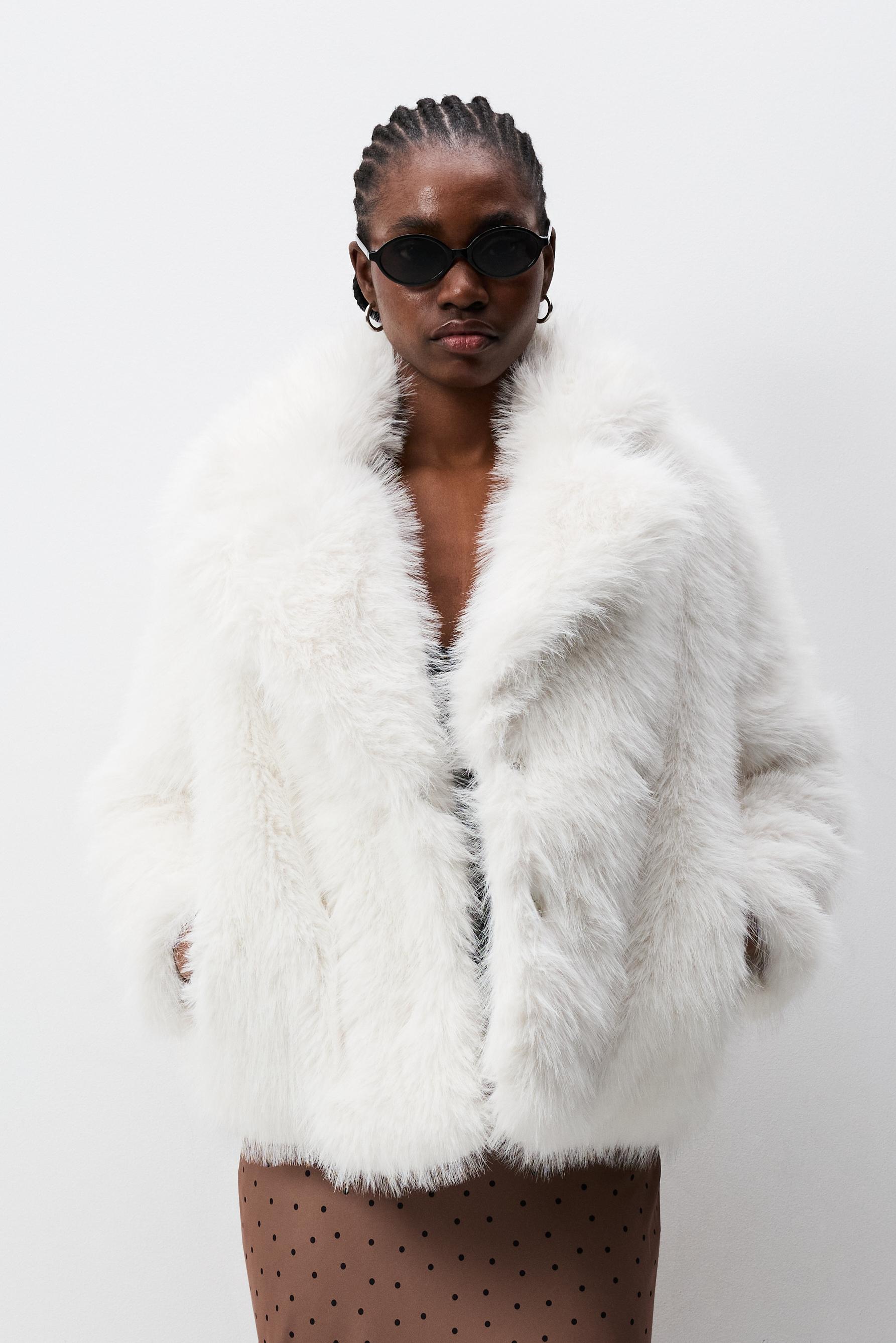 Abrigo corto efecto pelo