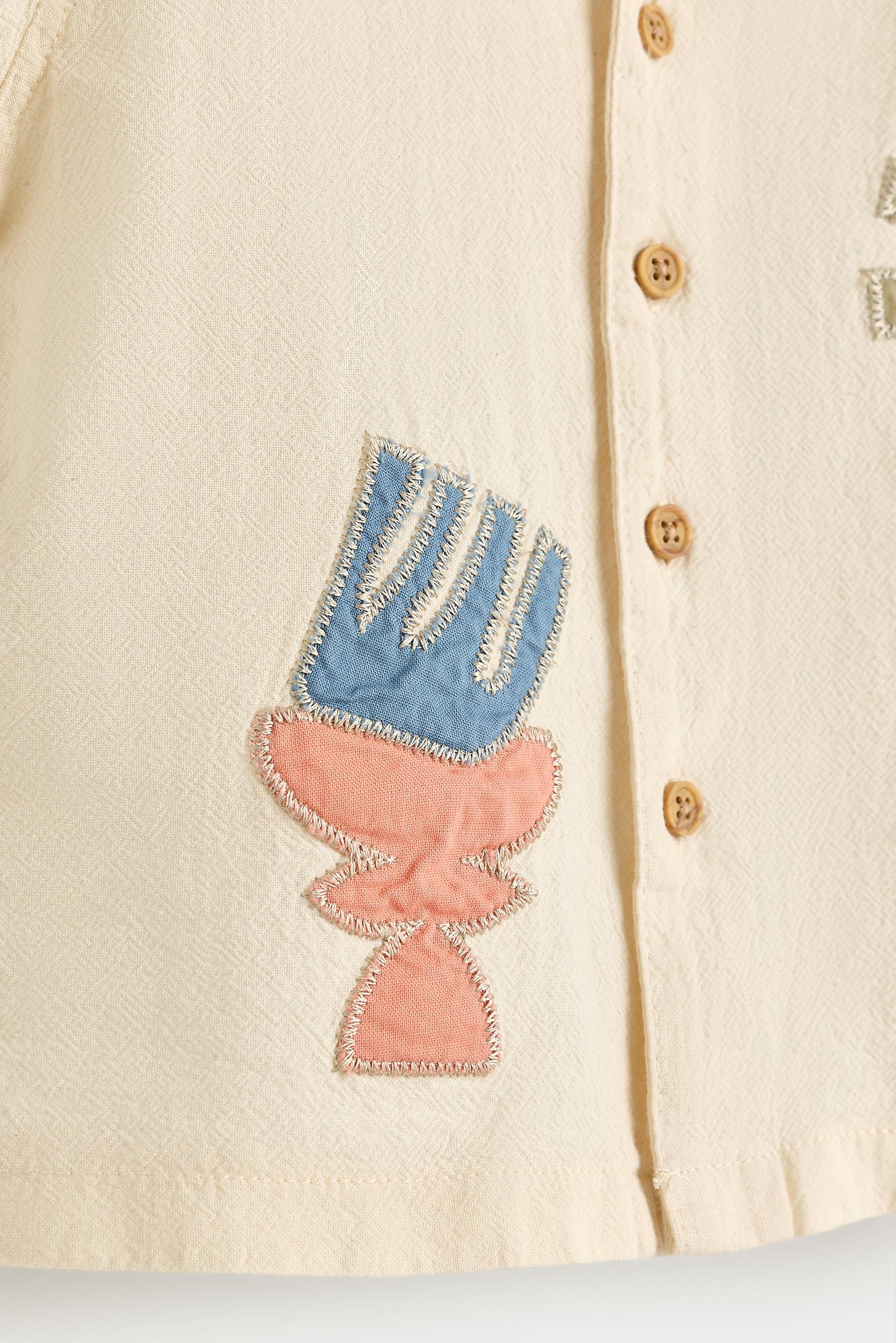 Embroidered patch shirt — ECRU
