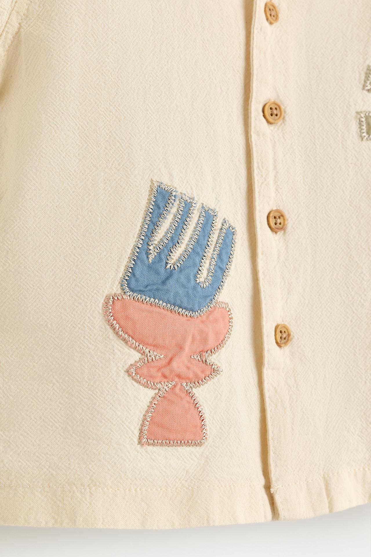 Embroidered patch shirt — ECRU