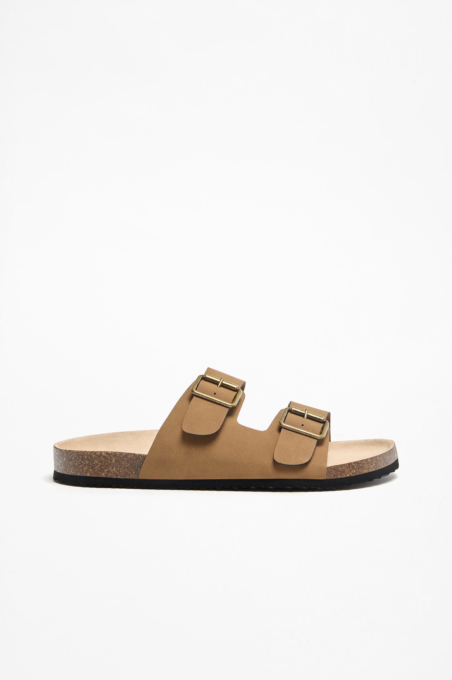 Sandalia confort hebillas