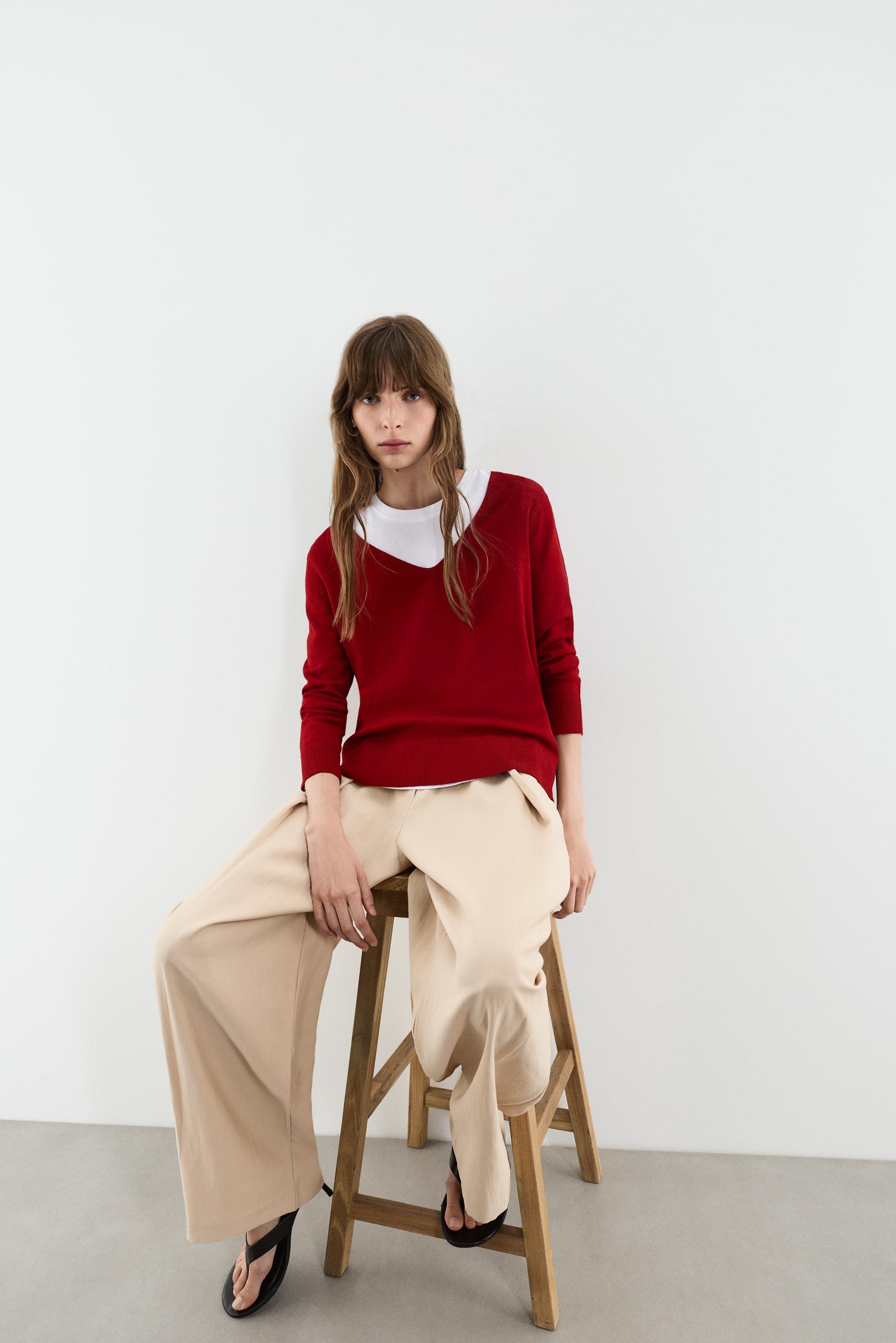 Basic V-neck sweater — RED
