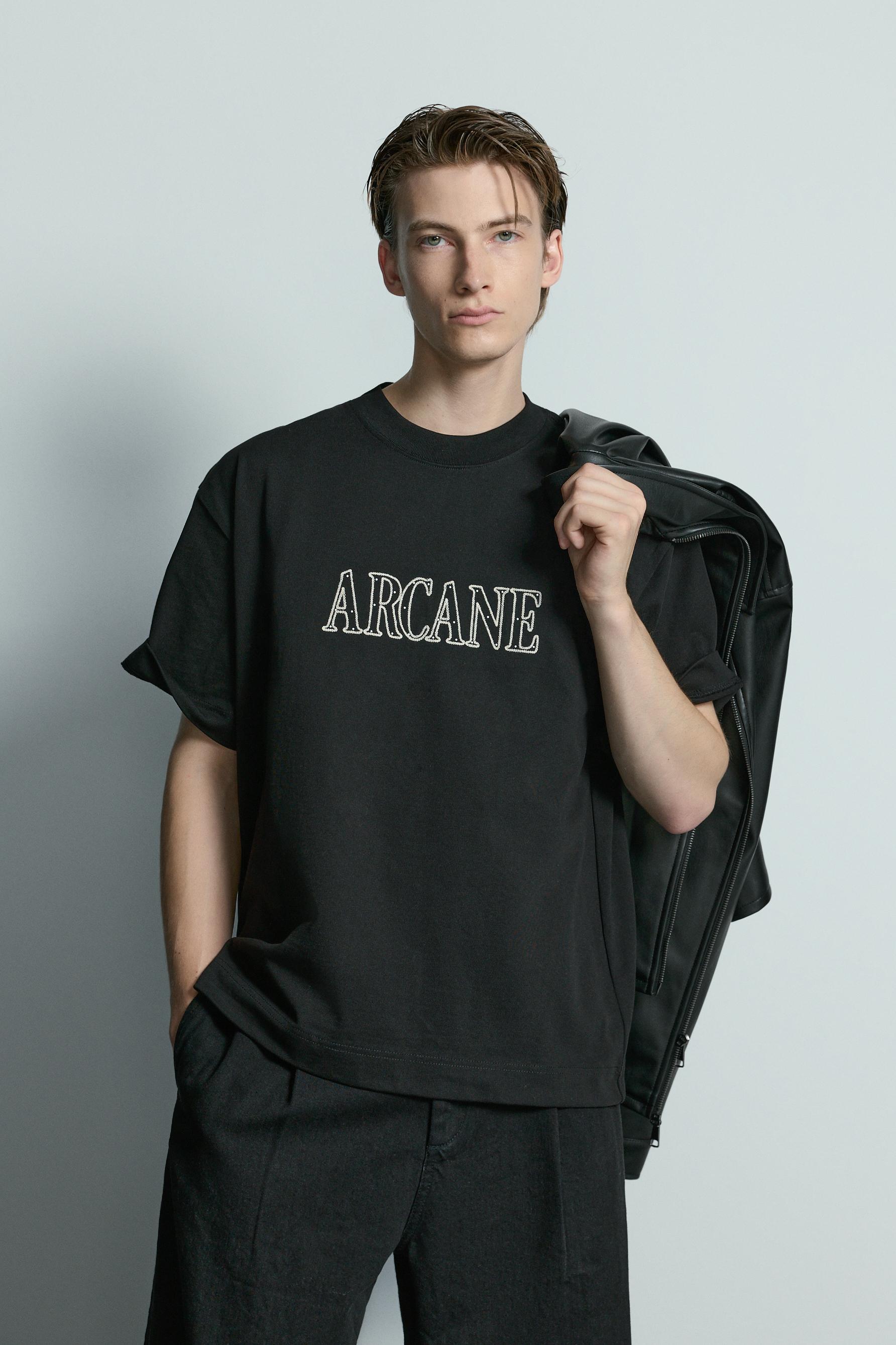 Camiseta bordado tachas