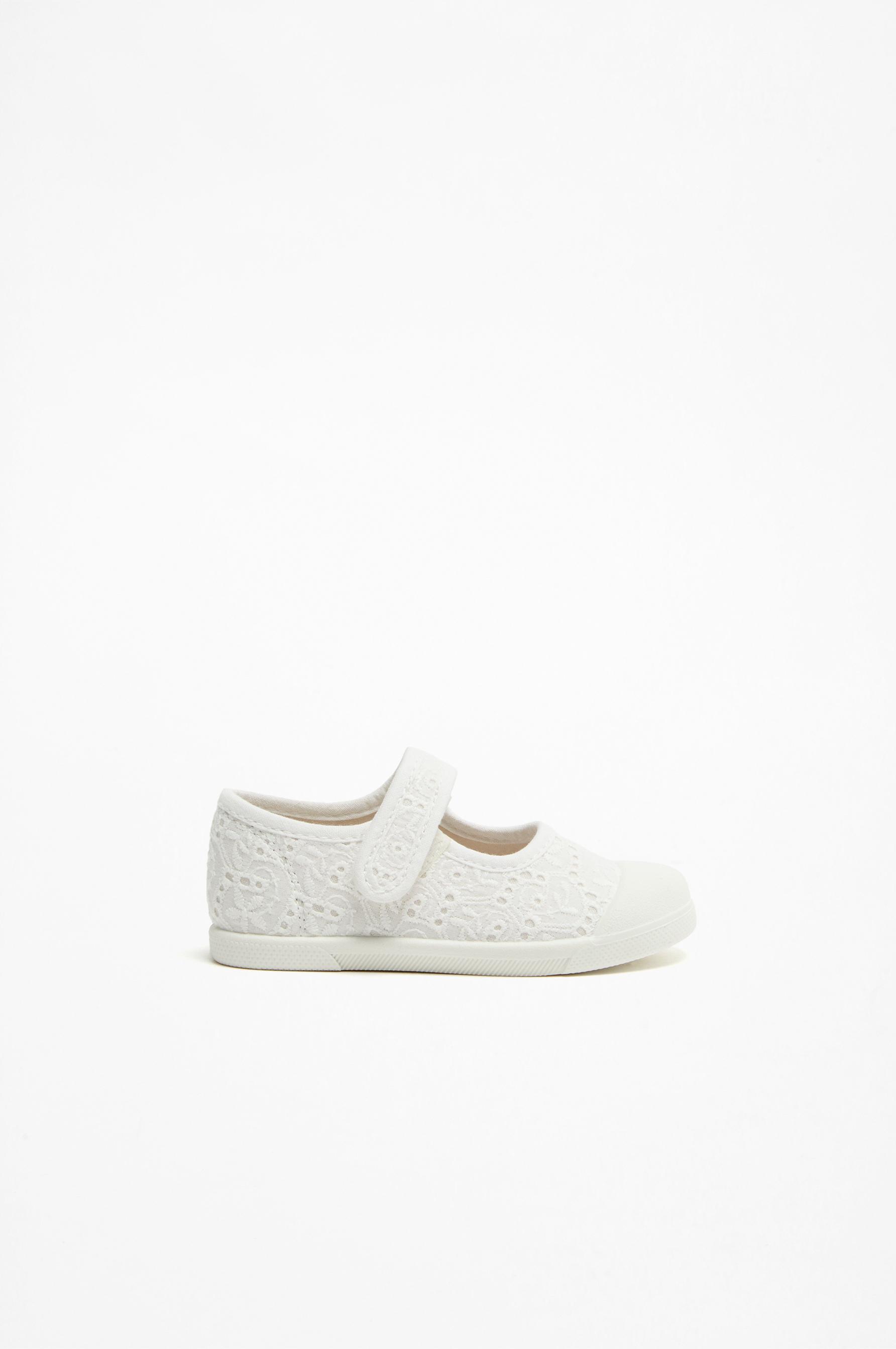 Zapato puntera bordados