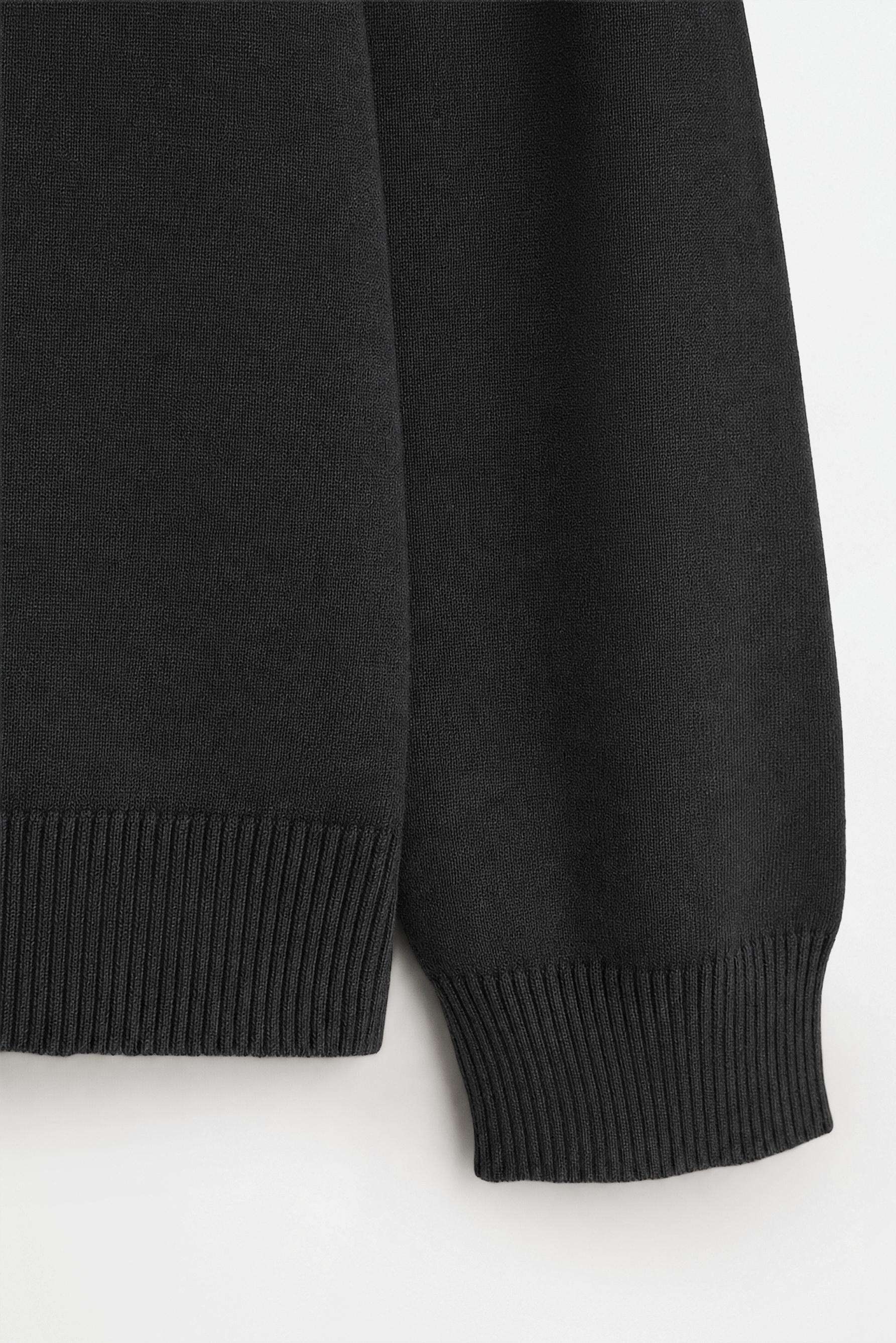 Roll neck sweater — BLACK