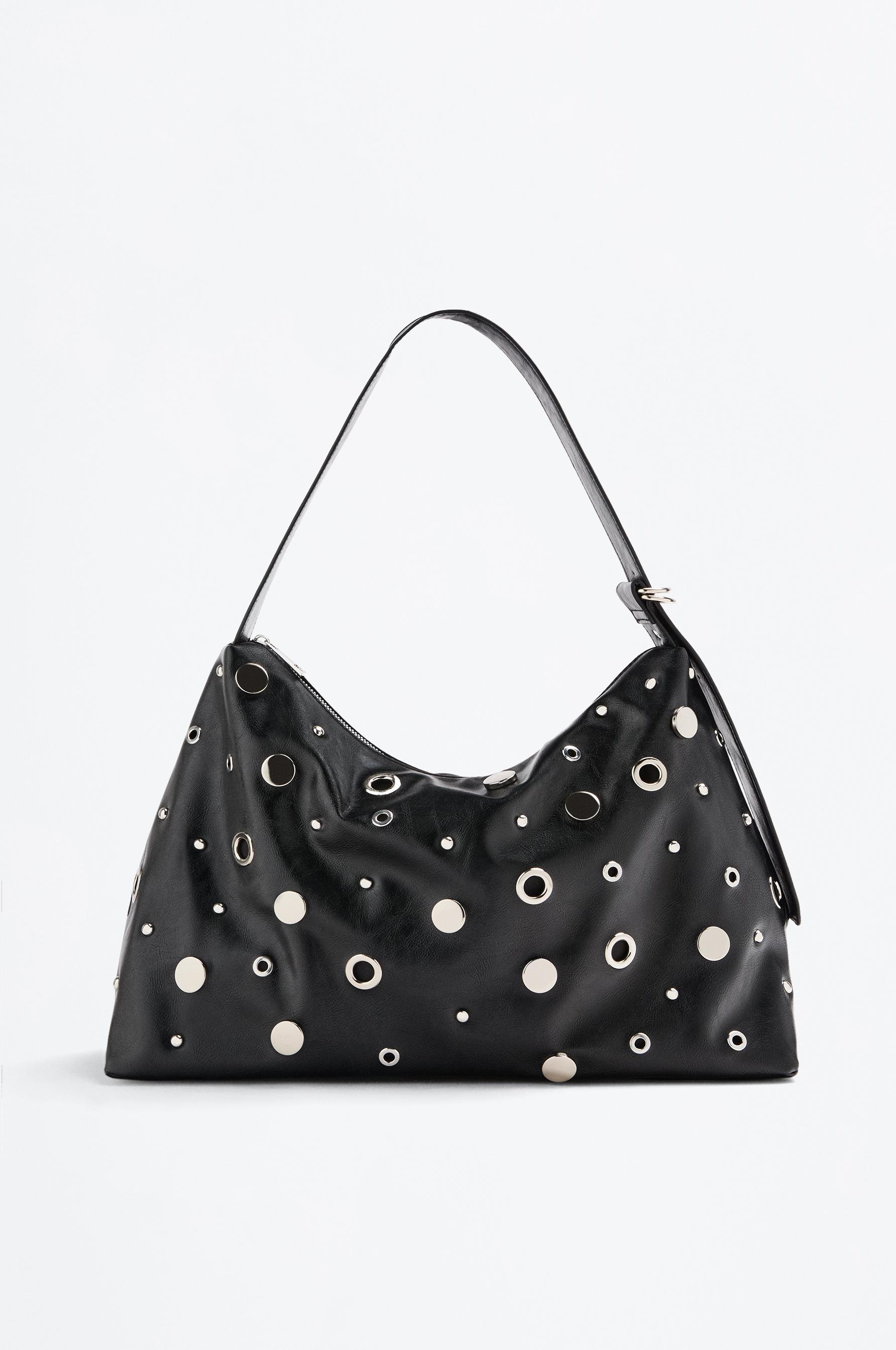 Bolso shopper tachas y eyelets