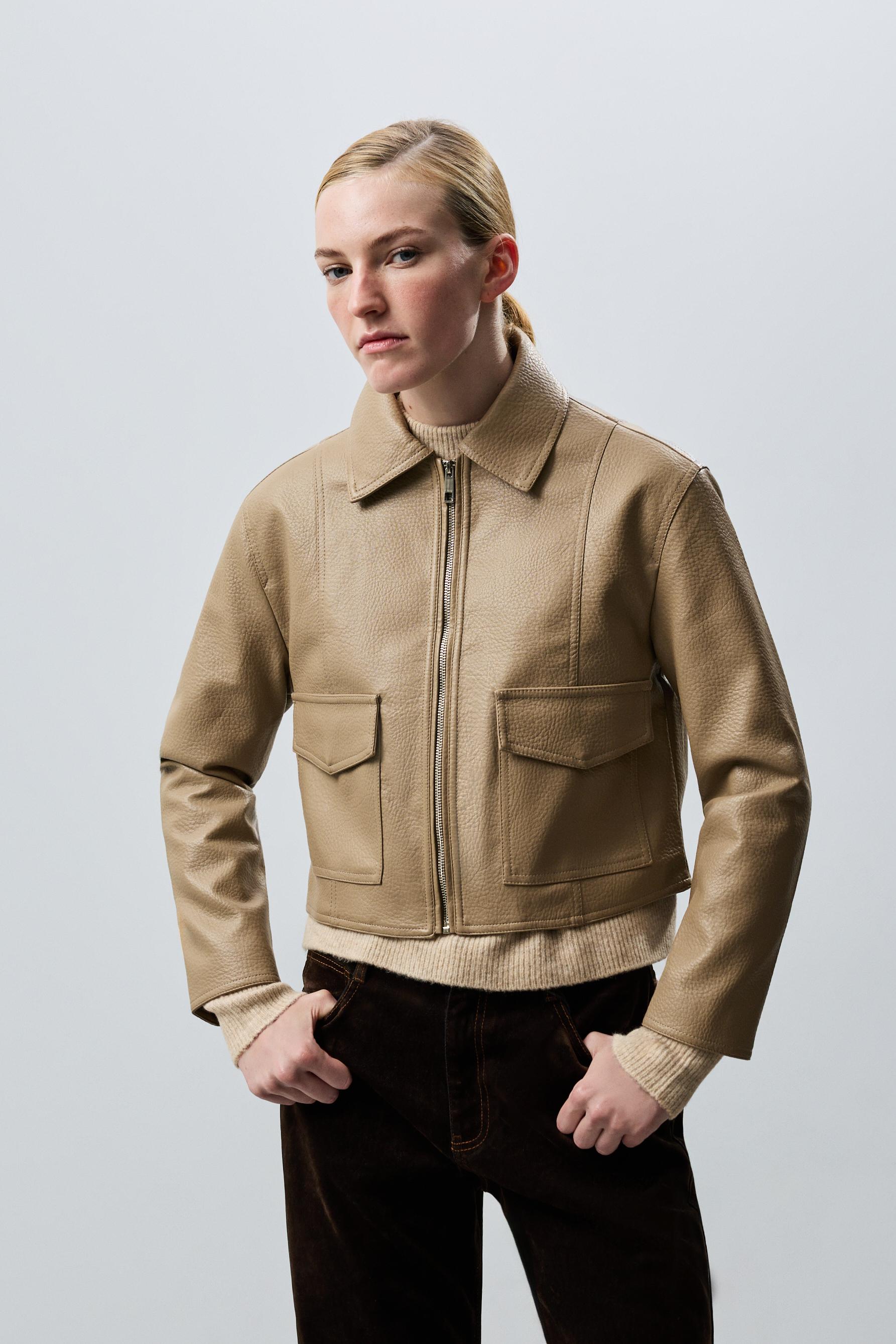 Cazadora efecto piel bolsillos