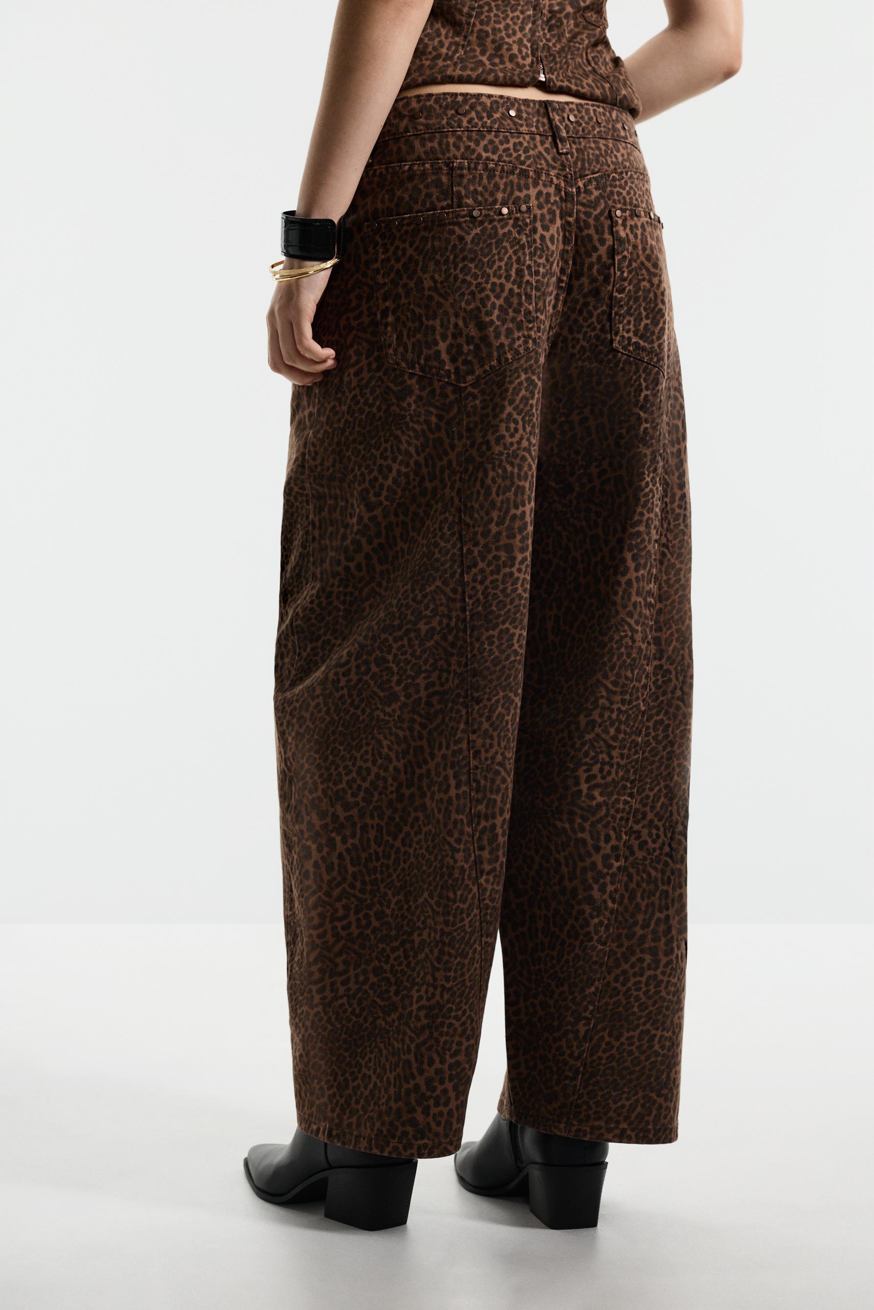 Animal print barrel jeans — CHEETAH