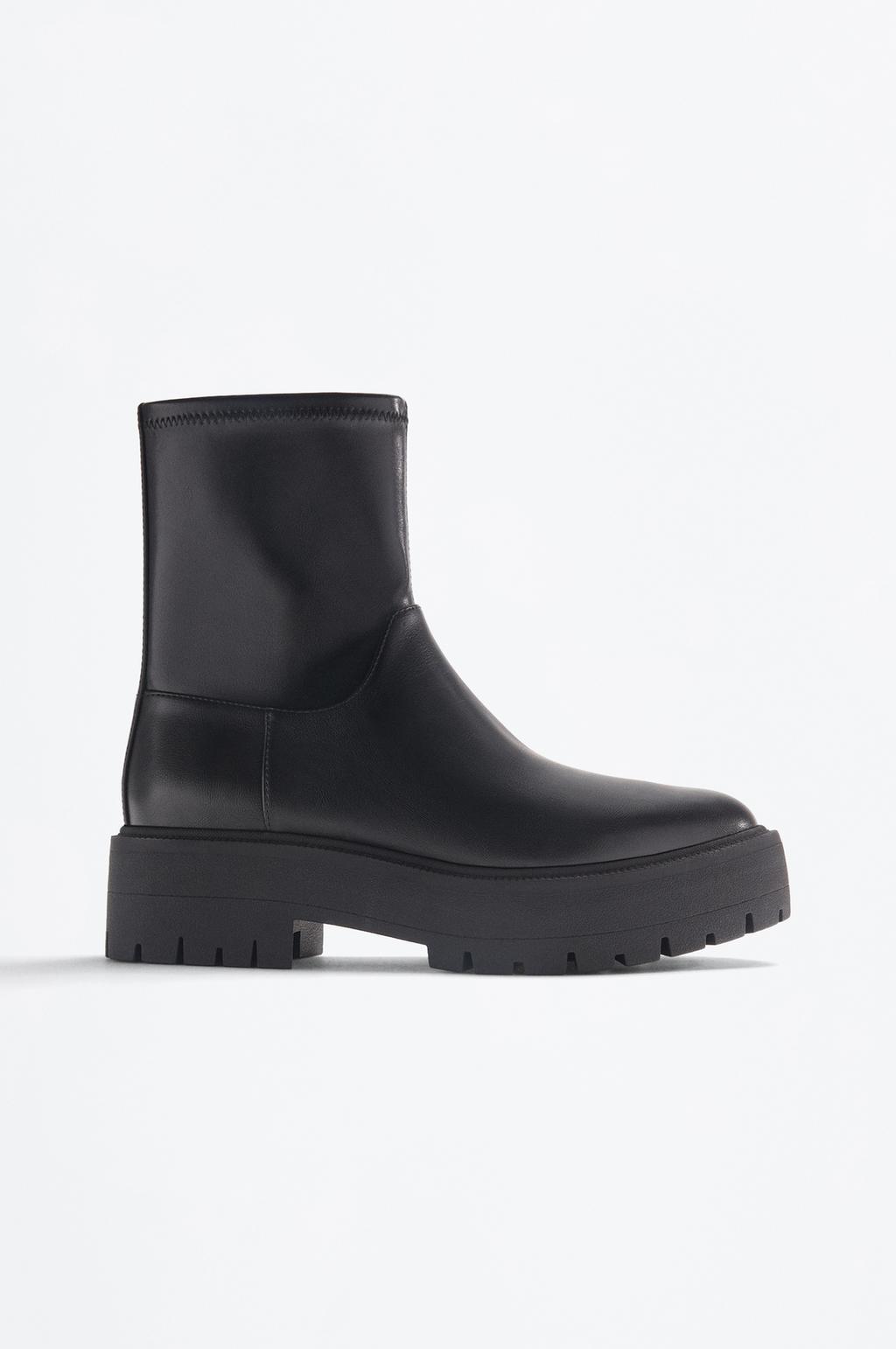 Volume ankle boot