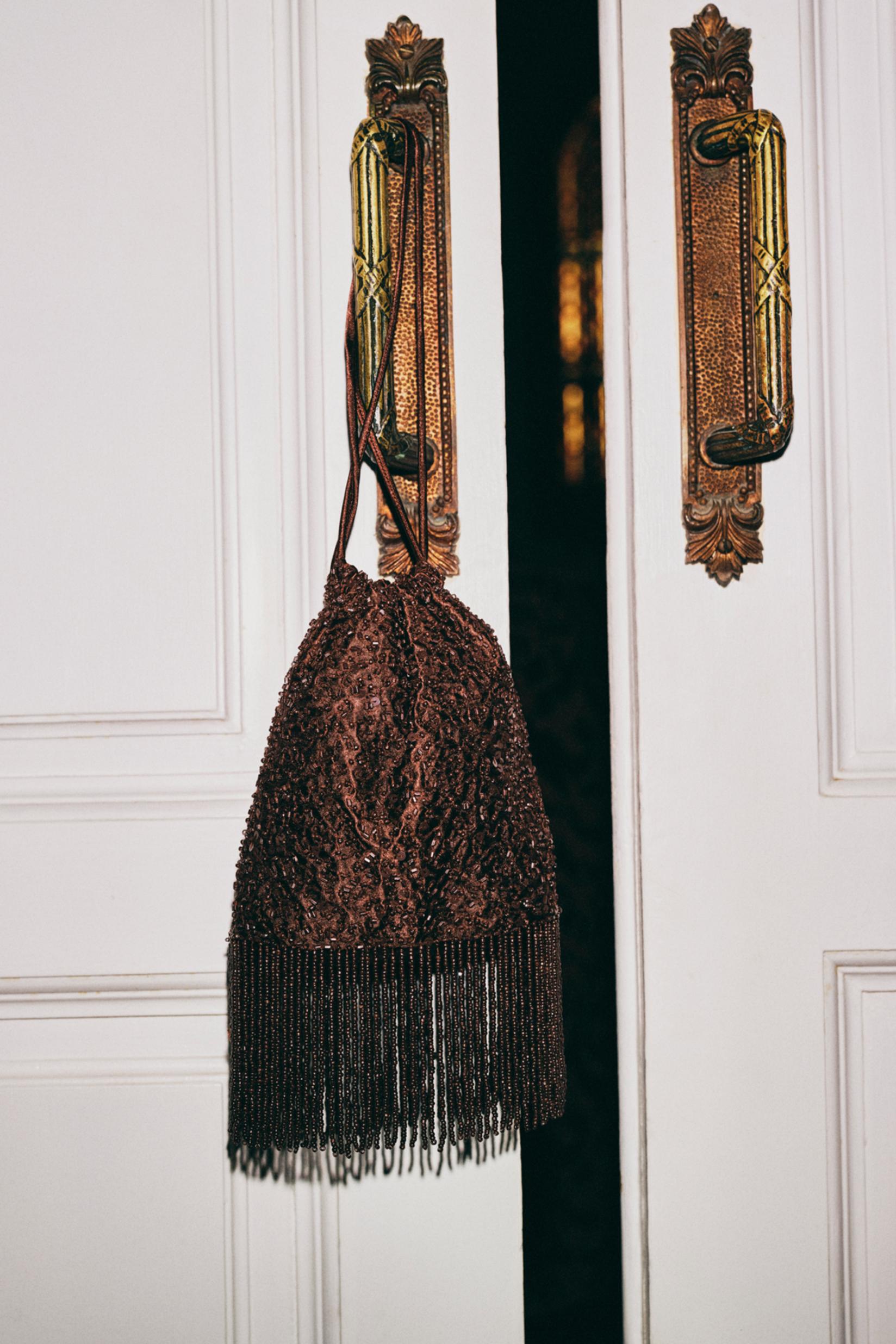 Beaded crossbody bucket bag — BROWN