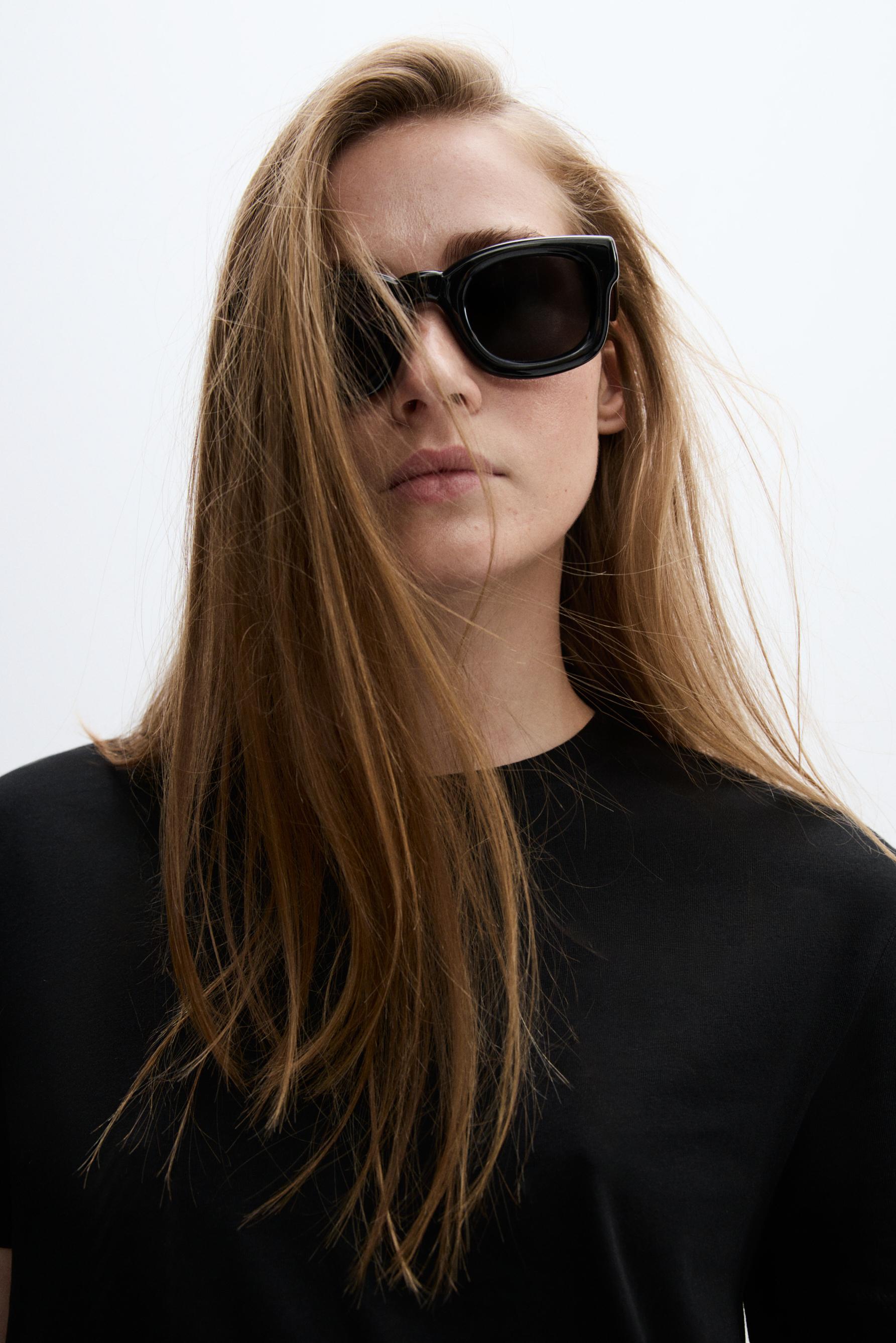 Basic round neck T-shirt — BLACK